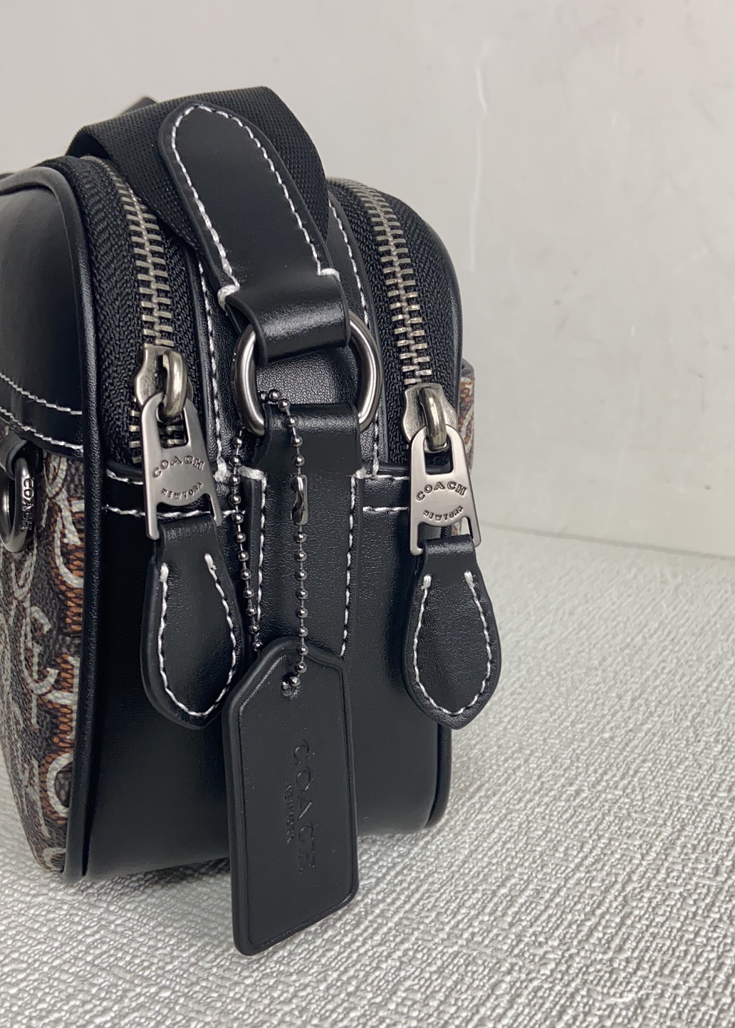 Coach 3月新品 Monogram 相机包CF484 推出新款 Monogram 满版老花字COACH交错而成的图案遍布整个面料~区别于 老花