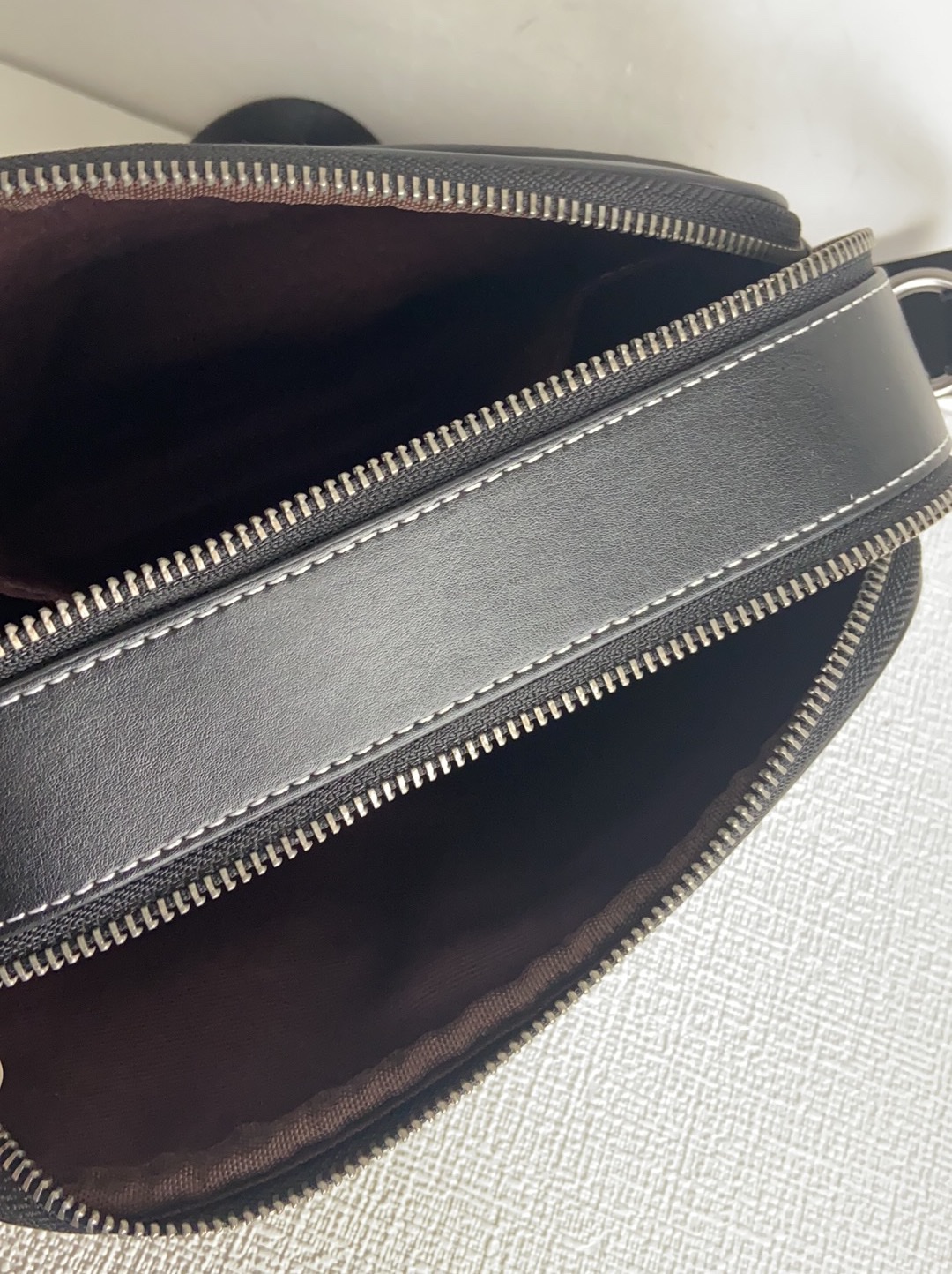 Coach 3月新品 Monogram 相机包CF484 推出新款 Monogram 满版老花字COACH交错而成的图案遍布整个面料~区别于 老花