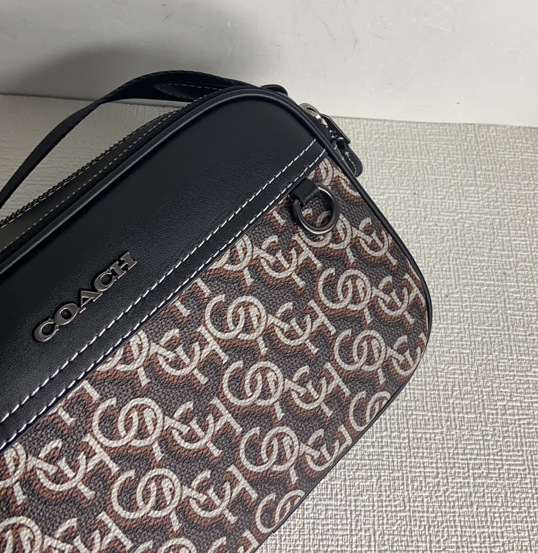 Coach 3月新品 Monogram 相机包CF484 推出新款 Monogram 满版老花字COACH交错而成的图案遍布整个面料~区别于 老花