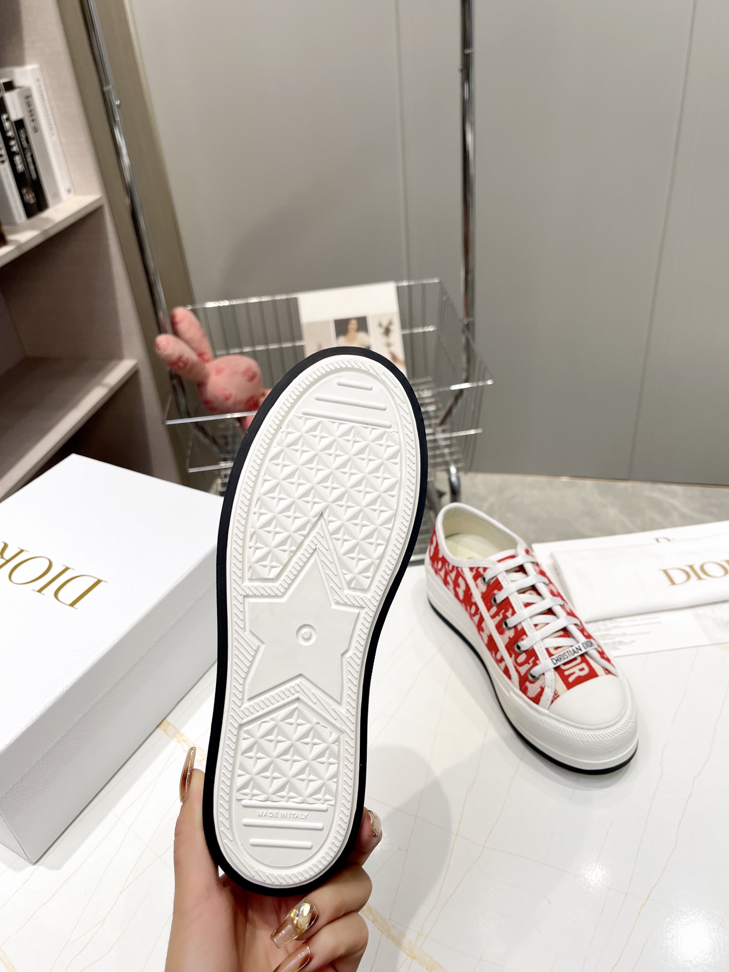 NO:230333,Spring Walk ‘n’Dior thick-soled embroidered sneakers are made of cotton fabric and decorated with multi-color embroidery technology to make them more refined. They are matched with comfortable white rubber sole. The tongue and laces are decorated with Christian Dior logo. Mixed sheepskin inner lining, cowhide footbed. Women's size 35-40 (customized for 34/41), casual shoes/sports shoes, dior, sneakers, cowhide, sheepskin19860909春季Walk ‘n’Dior厚底刺绣运动鞋,采用棉质面料,饰以多色刺绣工艺更显精致,搭配舒适白色橡胶底,鞋舌和鞋带采用Christian Dior标志装饰. 混种羊皮内里,牛皮垫脚. 女码 35-40（34/41可订做）、,休闲鞋/运动鞋,dior,sneakers,cowhide,sheepskin,Women's Shoes