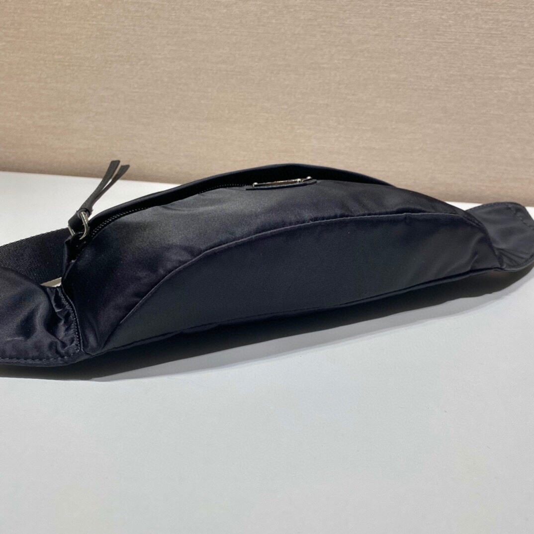 PRADA 2VL034 サフィアーノレザー ナイロン ウエストポーチ 三角エナメルロゴ シンプル 高級