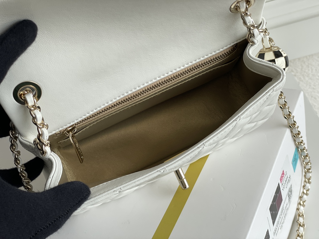 🌼现货 白金版▪️正品级 包装如图𝗖𝗵𝗮𝗻𝗲𝟭 𝟮𝟯𝗰早春系列🌿珐琅黑白格球 𝐌𝐢𝐧𝐢方胖子白色23𝑐早