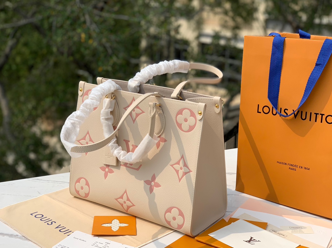 🌼 m21575尺寸34×15×27cmLv2023新款中号Onthego 奶油草莓系列手袋，一眼就爱上