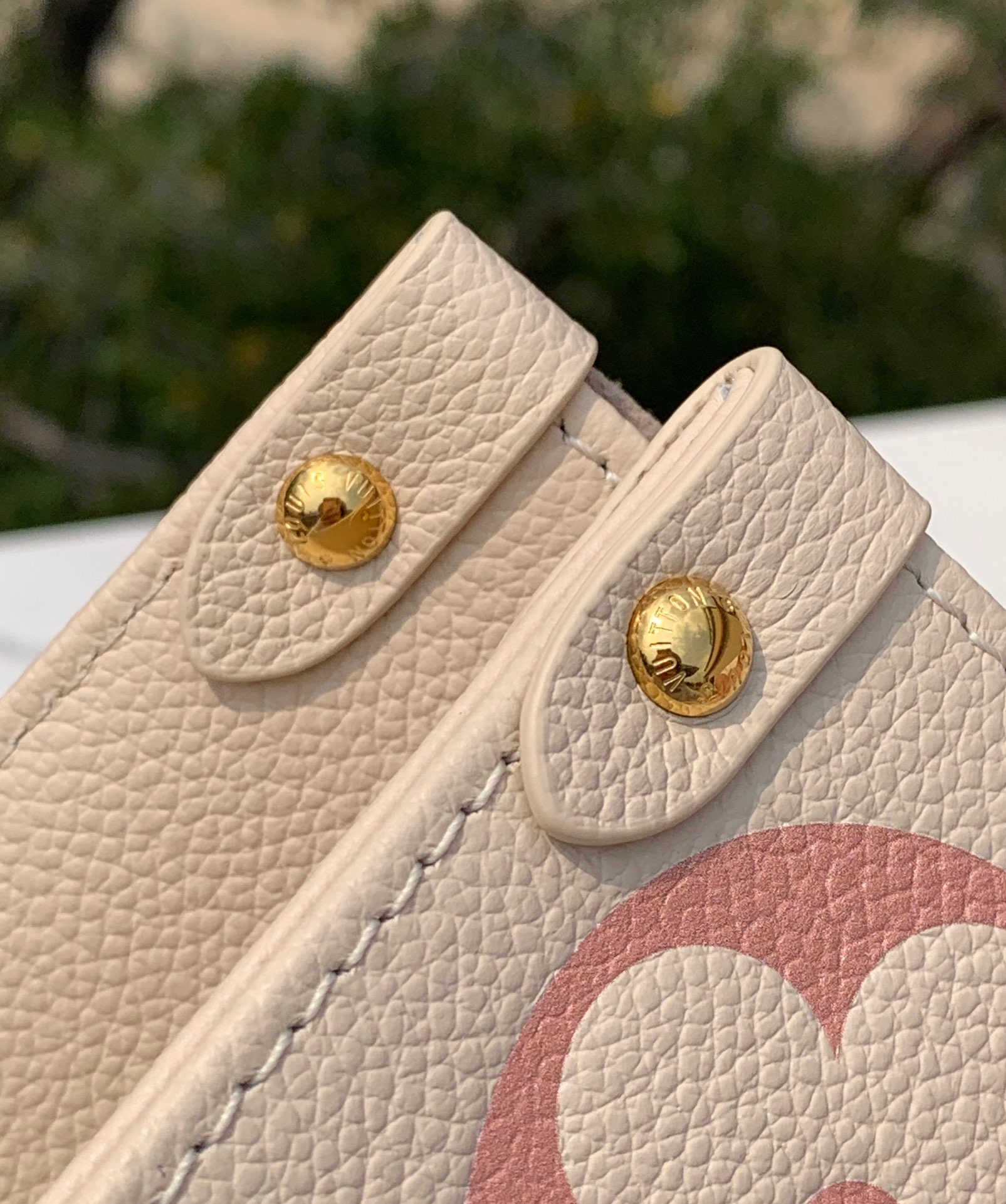 🌼 m21575尺寸34×15×27cmLv2023新款中号Onthego 奶油草莓系列手袋，一眼就爱上