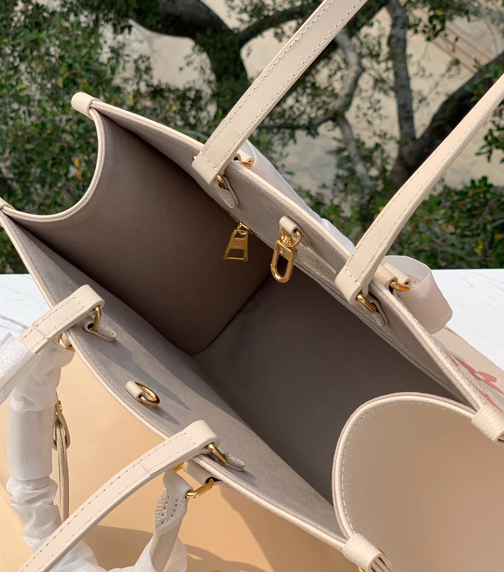 🌼 m21575尺寸34×15×27cmLv2023新款中号Onthego 奶油草莓系列手袋，一眼就爱上