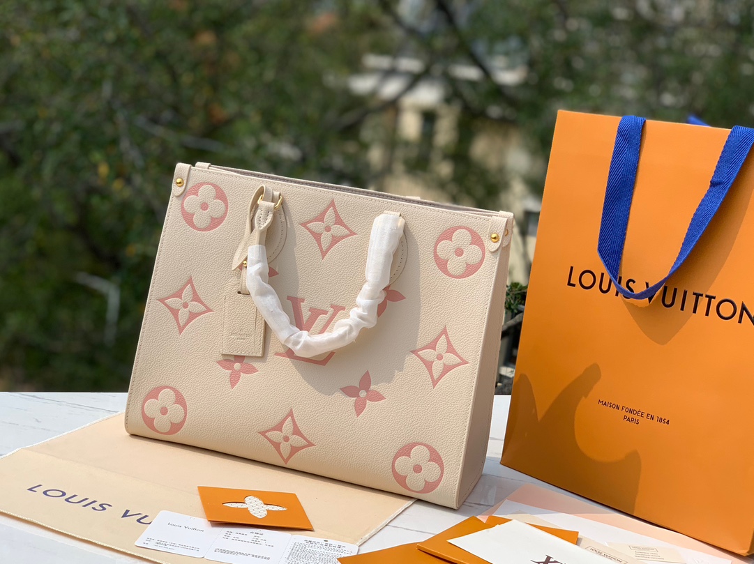 🌼 m21575尺寸34×15×27cmLv2023新款中号Onthego 奶油草莓系列手袋，一眼就爱上