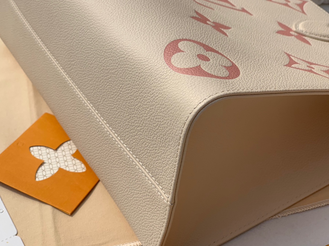 🌼 m21575尺寸34×15×27cmLv2023新款中号Onthego 奶油草莓系列手袋，一眼就爱上