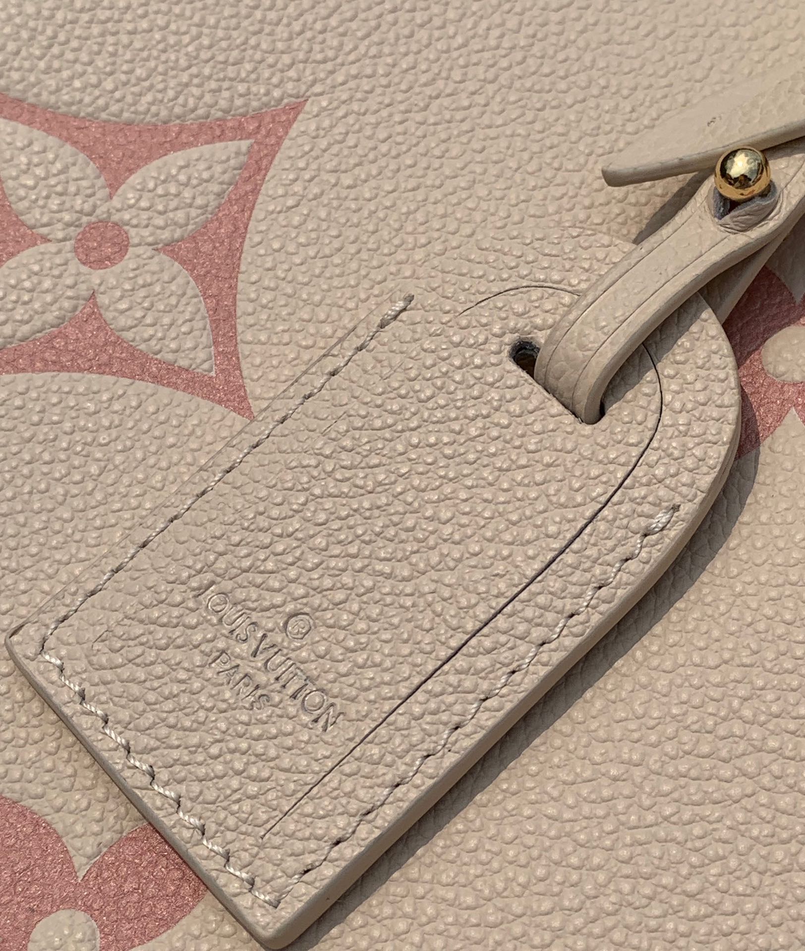 🌼 m21575尺寸34×15×27cmLv2023新款中号Onthego 奶油草莓系列手袋，一眼就爱上