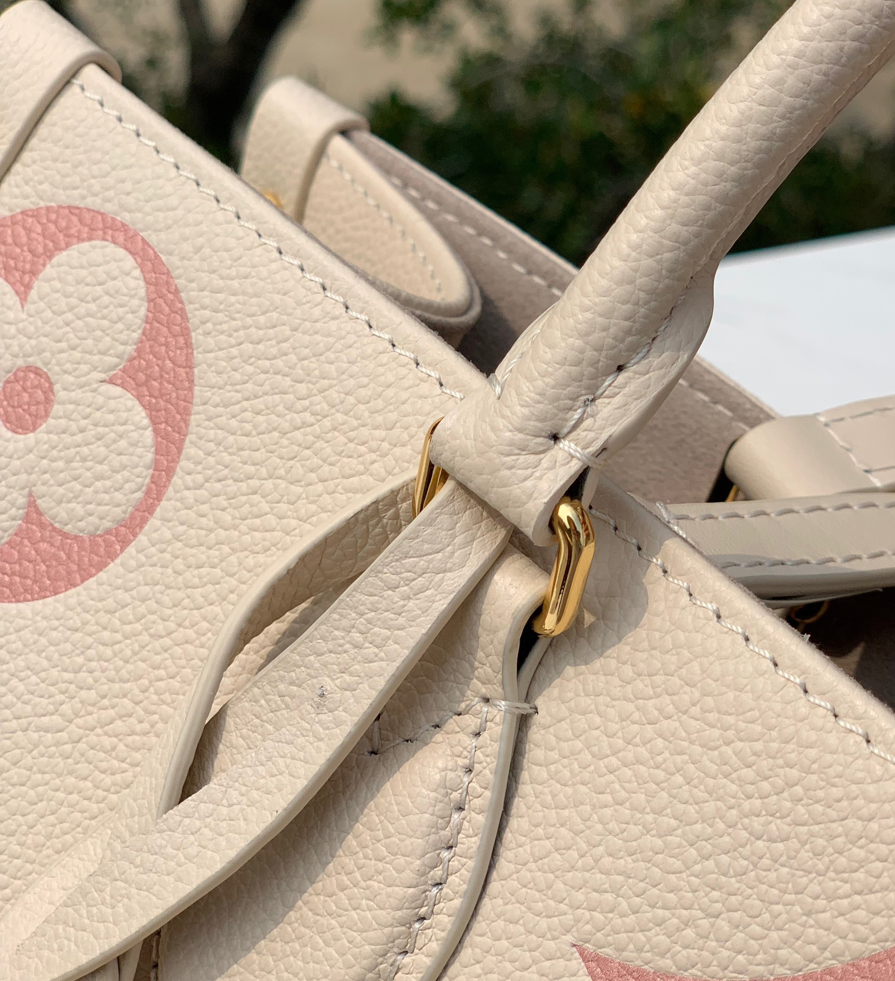 🌼 m21575尺寸34×15×27cmLv2023新款中号Onthego 奶油草莓系列手袋，一眼就爱上