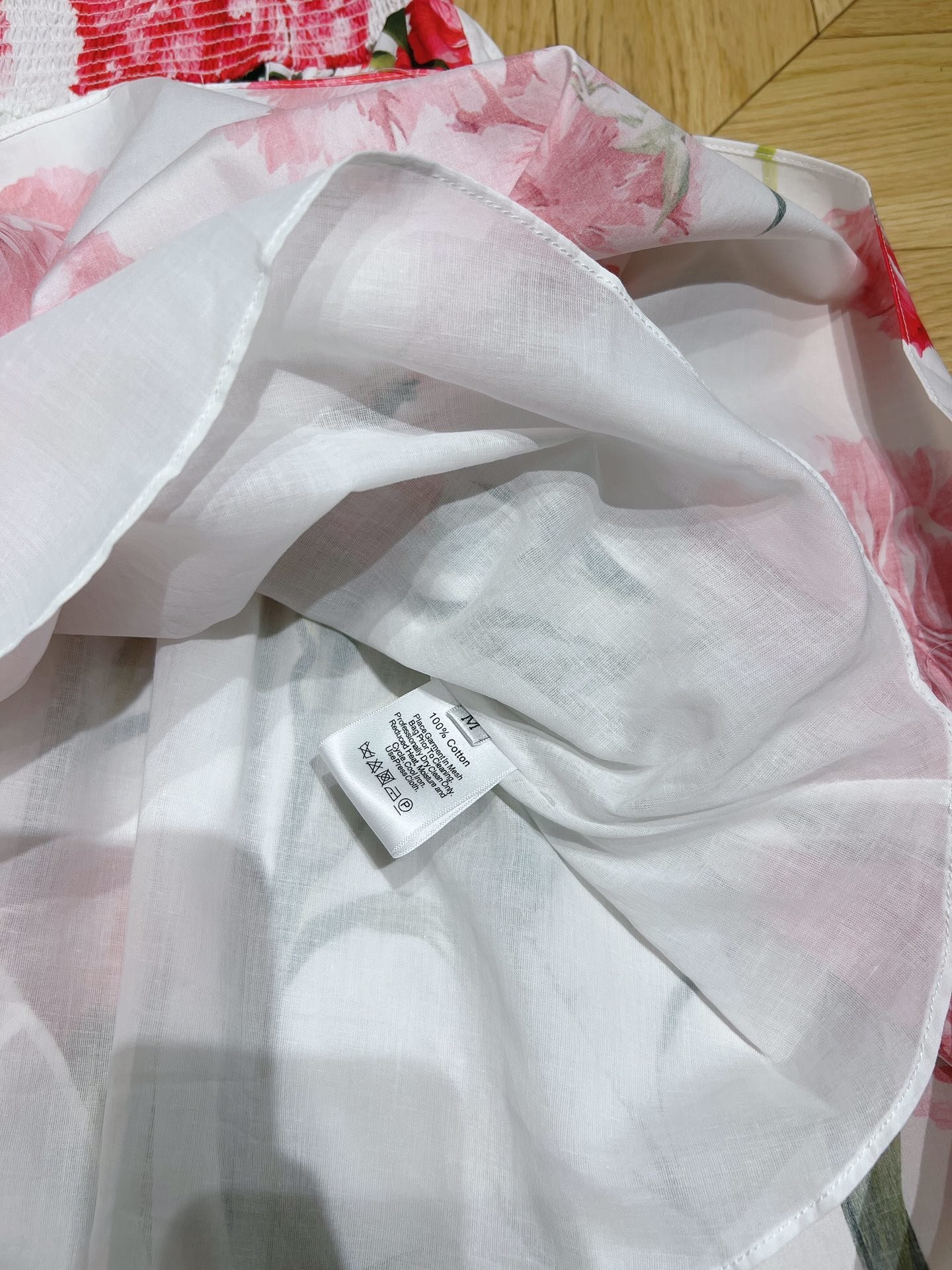 Dolce&Gabban*a新款女装连衣裙HappyGarden系列这款采用棉府绸的面料舒适感透气性非常