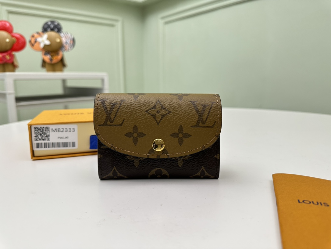 NO:671765,[Top original order] M82333 yellow flower Rosalie coin purse is made of Monogram canvas and bright grain leather lining, with a pocket-sized configuration that hides ample space. It has an accordion compartment, a card compartment and a coin bag with a leather zipper pull. Size 11x8x2.5cm., LV wallet, louis vuitton, wallets19860909【顶级原单】M82333黄花本款 Rosalie 零钱包采用 Monogram 帆布和明丽粒面皮革内衬,以袖珍构型暗藏充裕空间,内设风琴隔层、卡片夹层和配有皮革拉链头的零钱袋.尺寸11x8x2.5cm.,LV钱包,louis vuitton,wallets,欧美剧