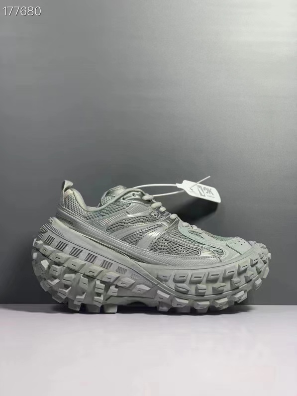 巴黎世家轮胎鞋最新款✨轮胎底✨推出The Hacker Project系列探索时尚界对于原创与挪用的概念。亚力山卓·米开理以全新系列致敬传承与经典，以标志性Balenciaga廓形和轮胎抽象大底，碰撞出诙谐又和谐的新创意 码数35-45