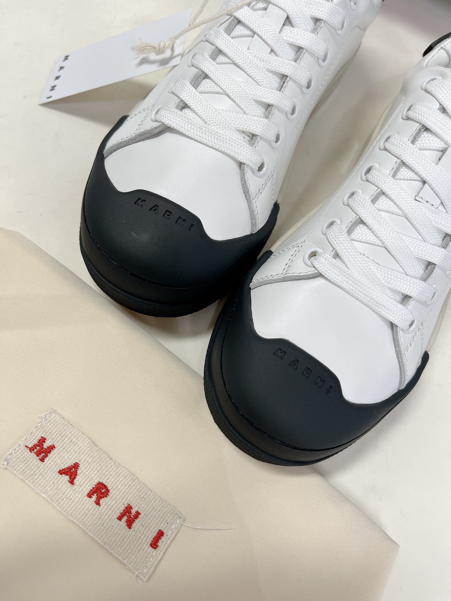 MARNI玛尼DADABUMPER系列休闲运动鞋贝壳头饼干鞋小白鞋在鞋子的前后都搭载了橡胶保护层一方面增