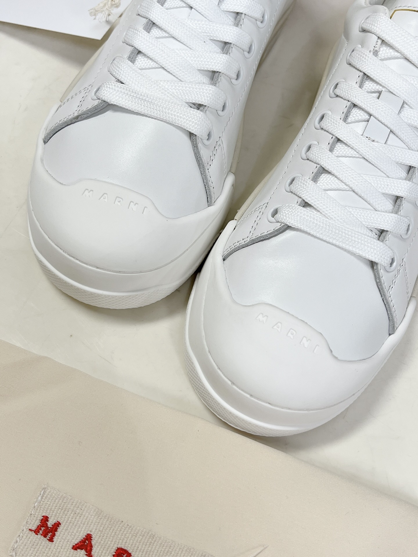 MARNI玛尼DADABUMPER系列休闲运动鞋贝壳头饼干鞋小白鞋在鞋子的前后都搭载了橡胶保护层一方面增