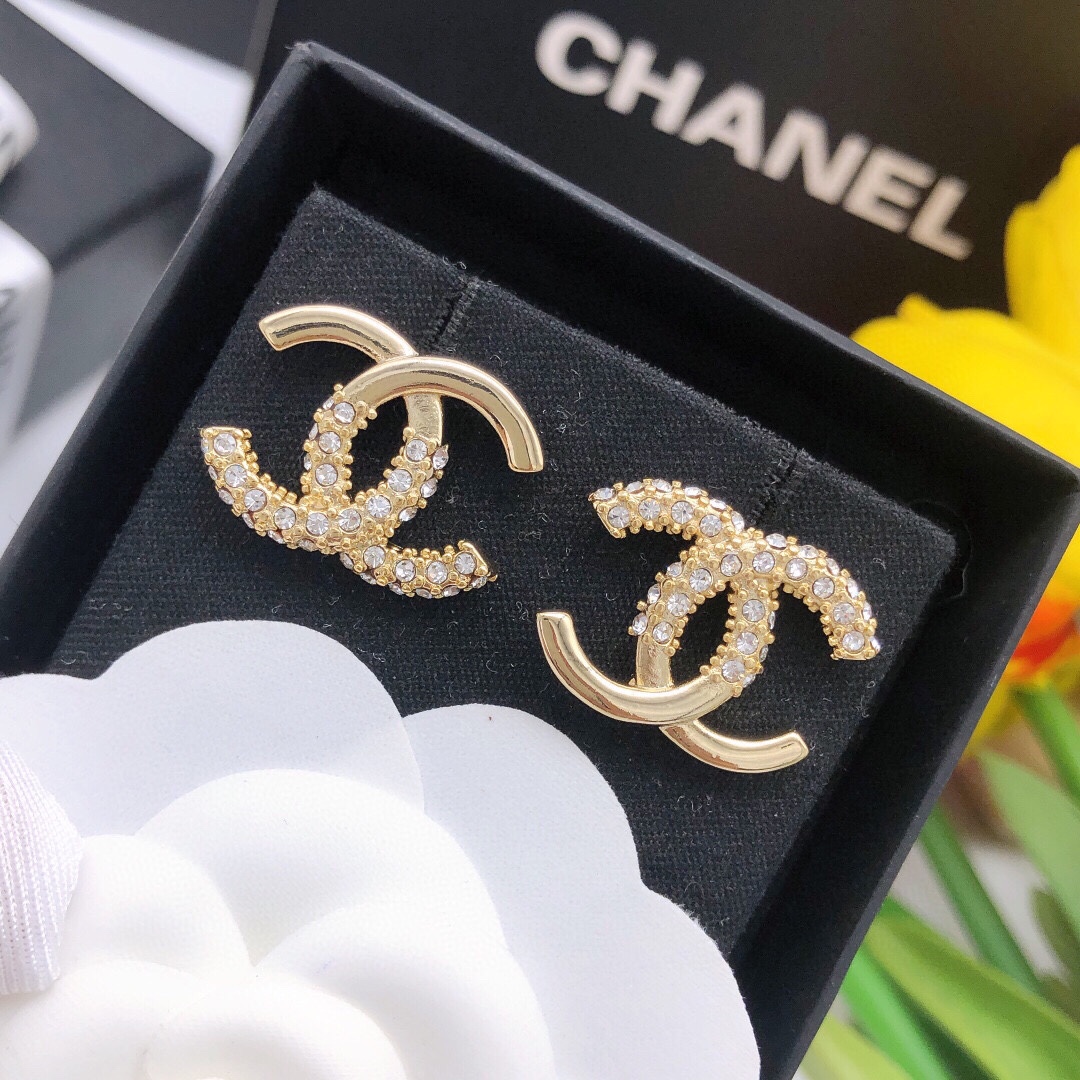 NO:105301,No. XED0292 22k new product, half-diamond double C gold earrings, this five-star recommended model is super sequencingly, the upper body effect is very good, the retained brooch, jewelry quality, brooch, breastpin19860909编号XED0292 22k新品 半钻双C金色耳钉 这个款五星推荐款 超精工打造 上身效果非常棒 自留款胸针,饰品精品,brooch，breastpin,Jewelry