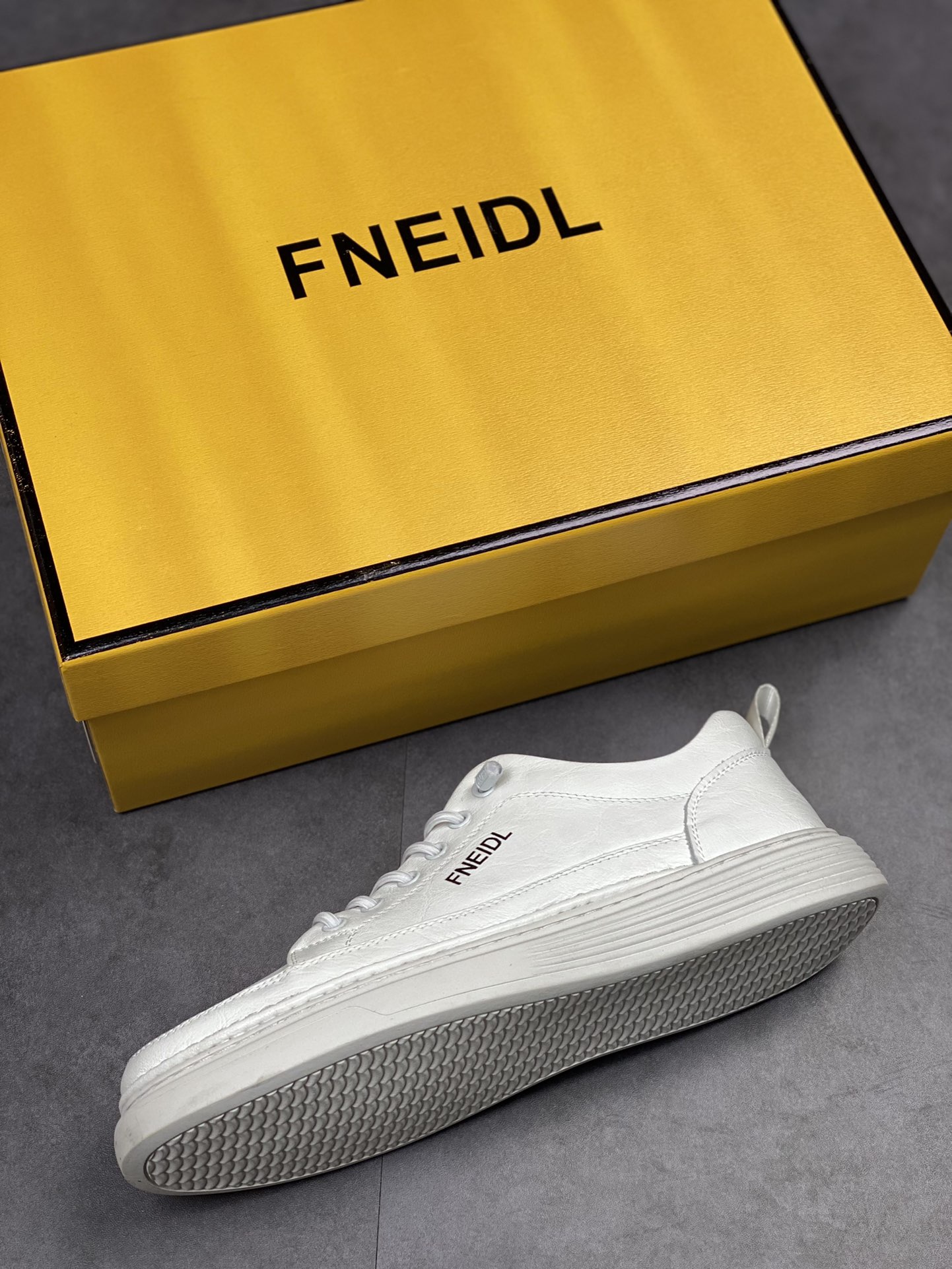 Overseas version of FENDI Fendi trendy low-cut casual sneakers series