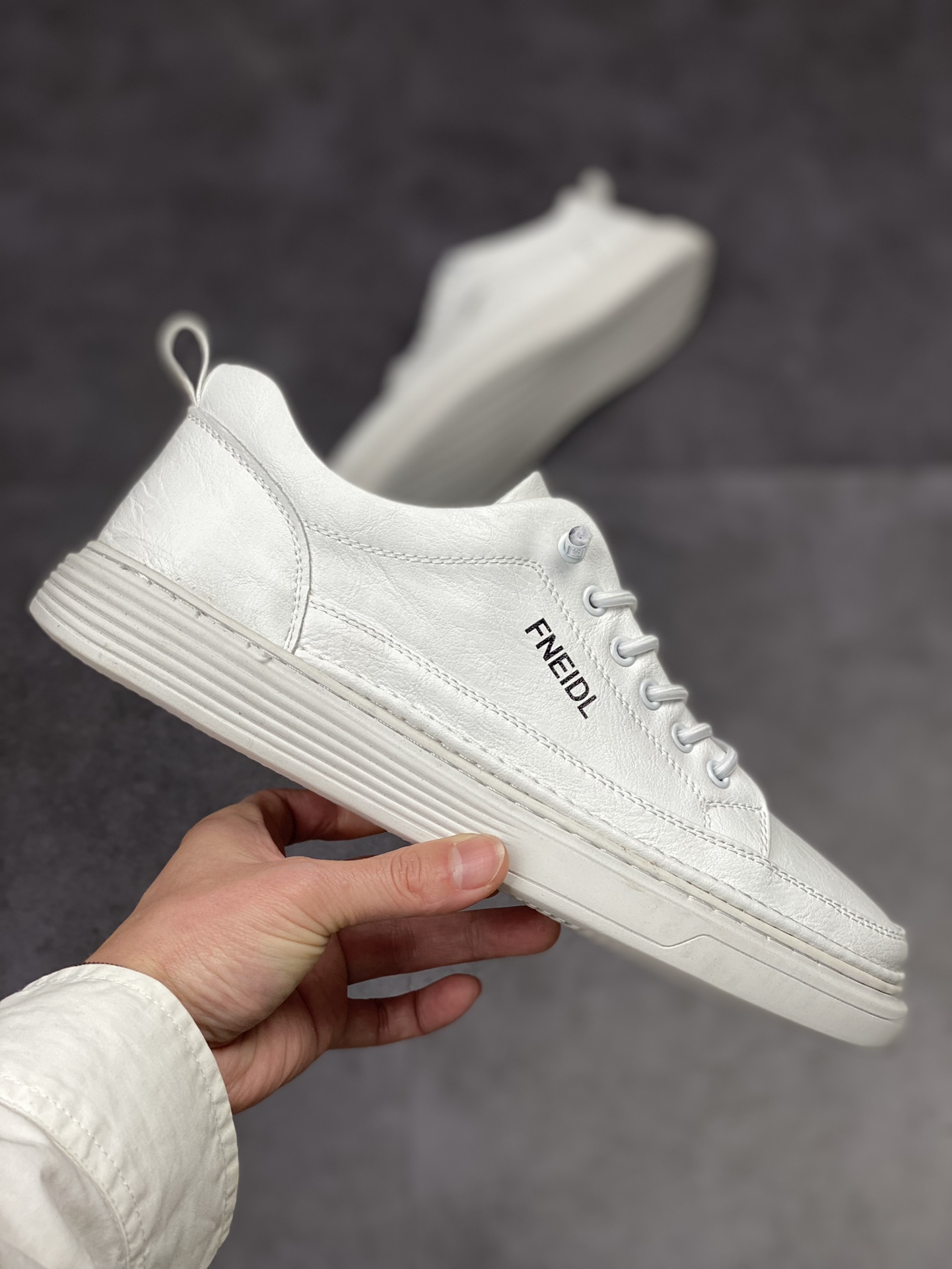 Overseas version of FENDI Fendi trendy low-cut casual sneakers series