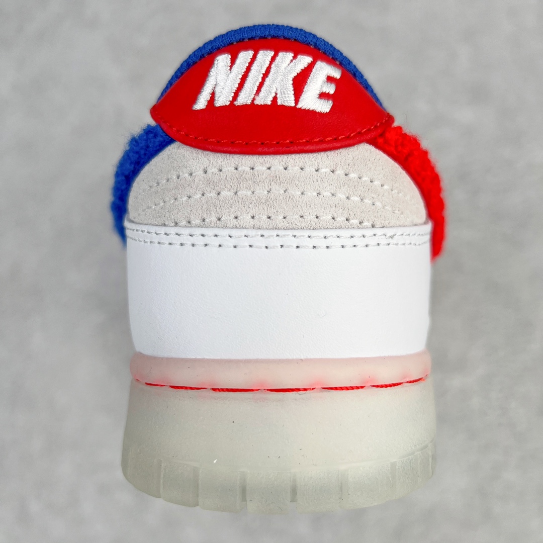 图片[9]-零售💰180 ＃G版福利特价‼NK SB Dunk Low\”Year of the Rabbit\” CNY中国年兔年上海限定 大白兔 FD4203-161 口碑大厂出品 品控大底版型不断改良更新 全套原纸板楦头开发 确保原汁原味 完美呈现DUNK版型 一比一鞋头弧度高度鞋身弧度 此版本只针对中端市场 皮料材质有所更替 其他数据细节工艺流程均保持一致 绝不口嗨 细节品控鞋型随意对比 独家私模官方第六代原厂航空铝磨具打磨大底 鞋头坡度极致还原 无解鞋型 原盒原配 圈内天花板工艺 原厂玻璃冲刀 超高清洁度 全鞋零毛边皮料切割 原厂中底布点胶 中底布拉帮走线遵循公司 SIZE：35.5 36 36.5 37.5 38 38.5 39 40 40.5 41 42 42.5 43 44 44.5 45 46 47.5 编码：by1936080-运动鞋