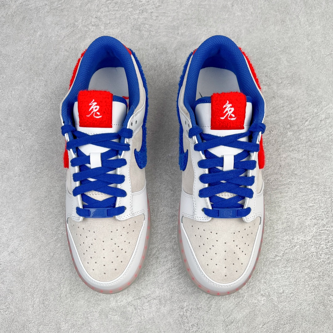 图片[2]-零售💰180 ＃G版福利特价‼NK SB Dunk Low\”Year of the Rabbit\” CNY中国年兔年上海限定 大白兔 FD4203-161 口碑大厂出品 品控大底版型不断改良更新 全套原纸板楦头开发 确保原汁原味 完美呈现DUNK版型 一比一鞋头弧度高度鞋身弧度 此版本只针对中端市场 皮料材质有所更替 其他数据细节工艺流程均保持一致 绝不口嗨 细节品控鞋型随意对比 独家私模官方第六代原厂航空铝磨具打磨大底 鞋头坡度极致还原 无解鞋型 原盒原配 圈内天花板工艺 原厂玻璃冲刀 超高清洁度 全鞋零毛边皮料切割 原厂中底布点胶 中底布拉帮走线遵循公司 SIZE：35.5 36 36.5 37.5 38 38.5 39 40 40.5 41 42 42.5 43 44 44.5 45 46 47.5 编码：by1936080-运动鞋