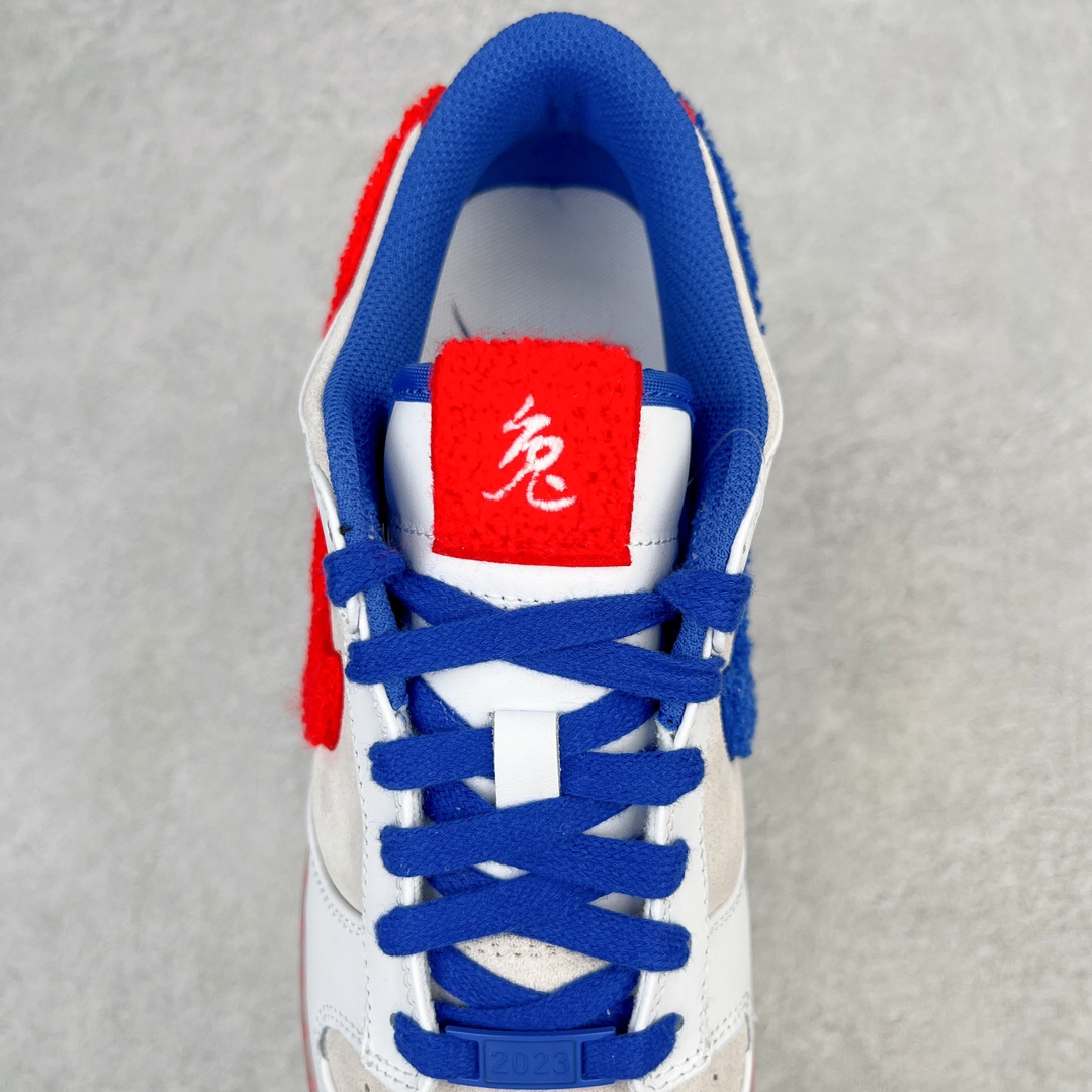 图片[6]-零售💰180 ＃G版福利特价‼NK SB Dunk Low\”Year of the Rabbit\” CNY中国年兔年上海限定 大白兔 FD4203-161 口碑大厂出品 品控大底版型不断改良更新 全套原纸板楦头开发 确保原汁原味 完美呈现DUNK版型 一比一鞋头弧度高度鞋身弧度 此版本只针对中端市场 皮料材质有所更替 其他数据细节工艺流程均保持一致 绝不口嗨 细节品控鞋型随意对比 独家私模官方第六代原厂航空铝磨具打磨大底 鞋头坡度极致还原 无解鞋型 原盒原配 圈内天花板工艺 原厂玻璃冲刀 超高清洁度 全鞋零毛边皮料切割 原厂中底布点胶 中底布拉帮走线遵循公司 SIZE：35.5 36 36.5 37.5 38 38.5 39 40 40.5 41 42 42.5 43 44 44.5 45 46 47.5 编码：by1936080-运动鞋