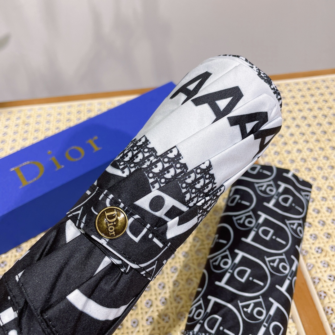 Dior迪奥最新火爆单品简单方便展现