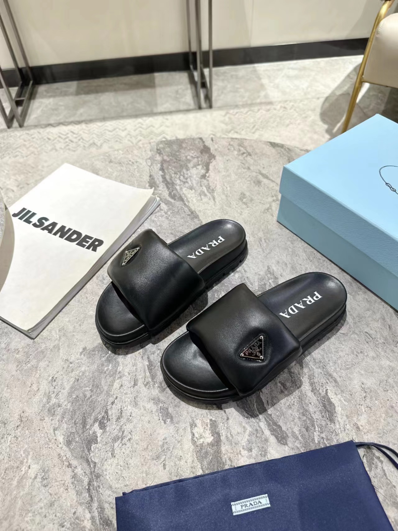 NO:422607,Pujia new style, dough: super soft full-grain sheepskin, lipis: imported sheepskin lining, original 1:1 development triangle buckle, mid-out sole is the original violent disassembly and replica development, 35-39 (34, 40, 41 customization without return and exchange) :, slippers, prada, slippers, sheepskin19860909普家新款,面皮:超软全粒面绵羊皮,里皮:进口羊皮里,原版1:1开发三角扣,中大底为原版暴力拆解复刻开发,35-39(34、40、41定制不退换） :,拖鞋,prada,slippers,sheepskin,Women's Shoes