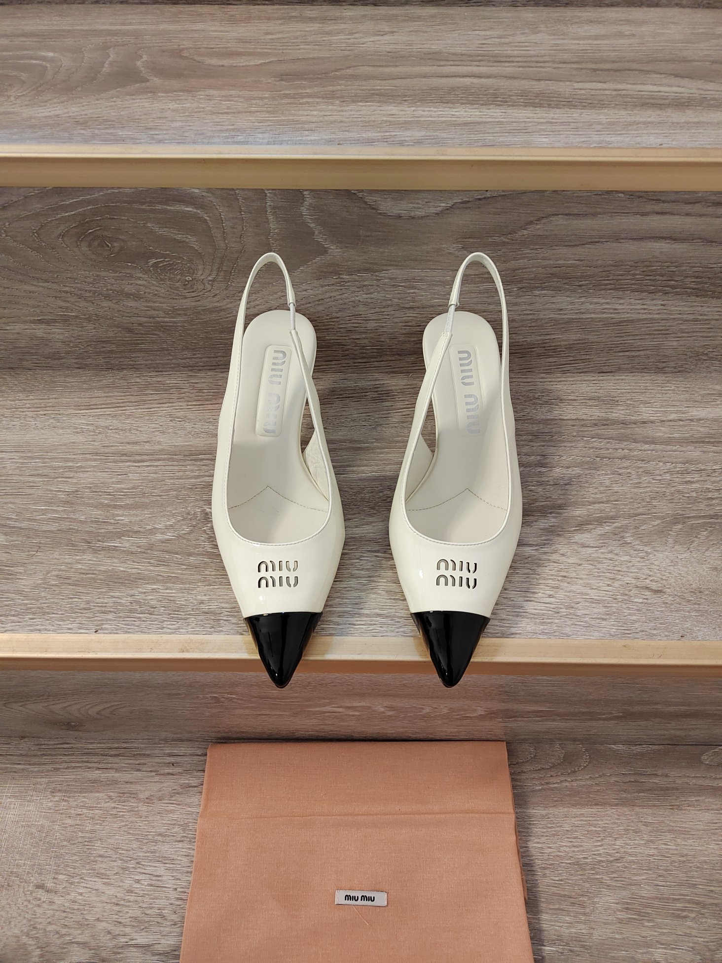 miu miu 23 nuevas sandalias huecas con punta pequeña de principios de primavera. Correa trasera con bloques de color y …