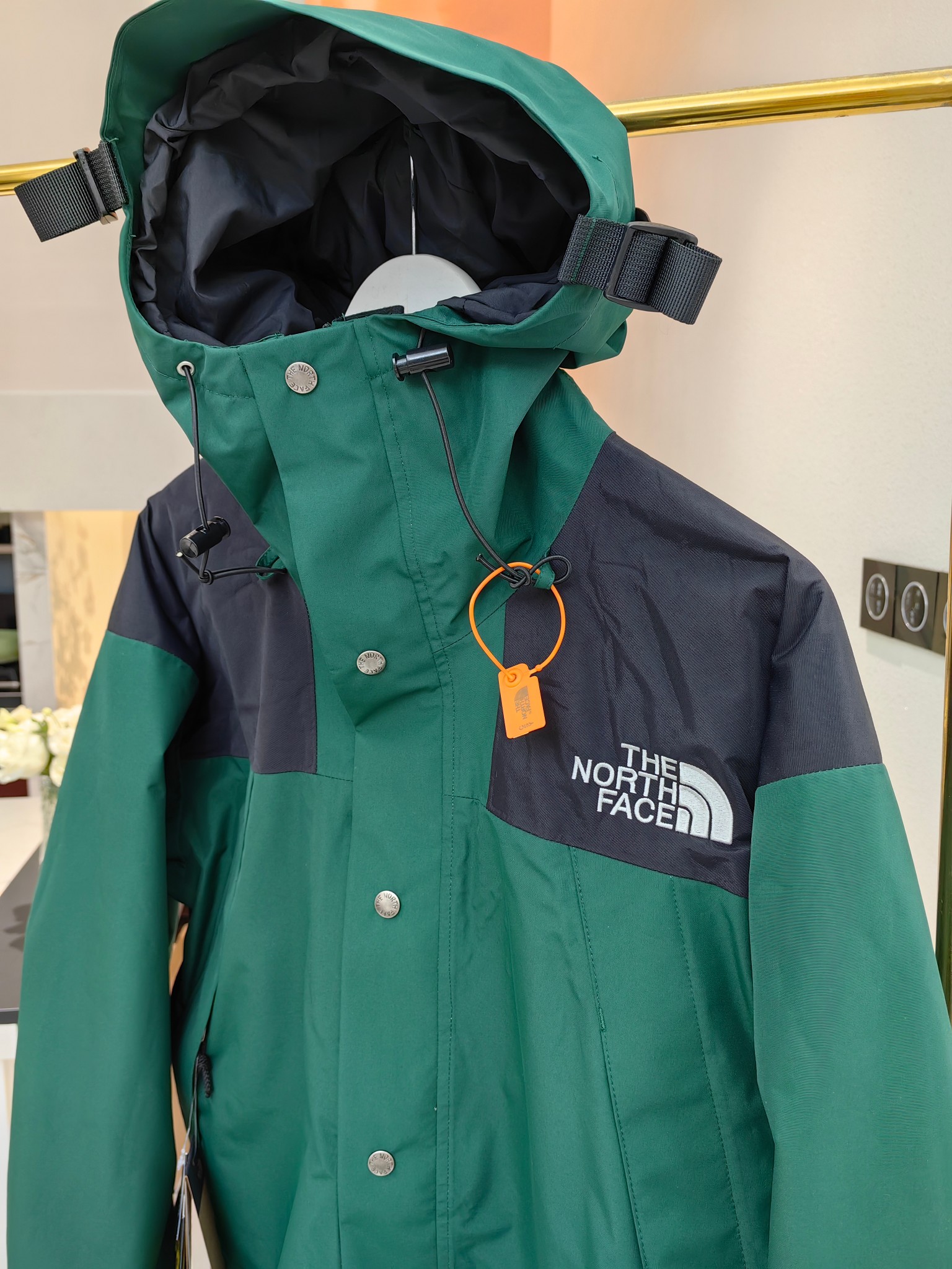 P470💰
颜色:墨绿色
TNF北面1990冲锋衣
𝗧𝗵𝗲 𝗡𝗼𝗿𝘁𝗵 𝗙𝗮𝗰𝗲 𝟭𝟵𝟵𝟬 𝗚𝗼𝗿𝗲-𝗧𝗲𝘅
尺码:XS S M L XL XXL
产品细节特性:
1、 防水为国际ISO标准90(ISO4)级别达到荷叶水珠滚动效果!
2、 面料:采用2L双层Gore-tex面料,面料表层做超高强度防水,内层覆膜,所以到达三层防水的效果,使成衣具有防水防污透气的出色户外效果。
3、 内里:原厂植绒布,提高贴合度,保暖防寒。区别市面低端版本。
4、刺绣:进口田岛刺绣机还原ZP。田岛刺绣工整立体,饱满度立体感以及每个字母的神韵特点,一笔一划工工整整立体效果强烈
5、辅料:全衣原厂YKK拉链,可承受10万次拉力磨损,原厂魔术贴。开模定制五金配件,字体清晰立体
6、颗纽扣方向全部一致,水洗标二维码与zp一致,可扫!
