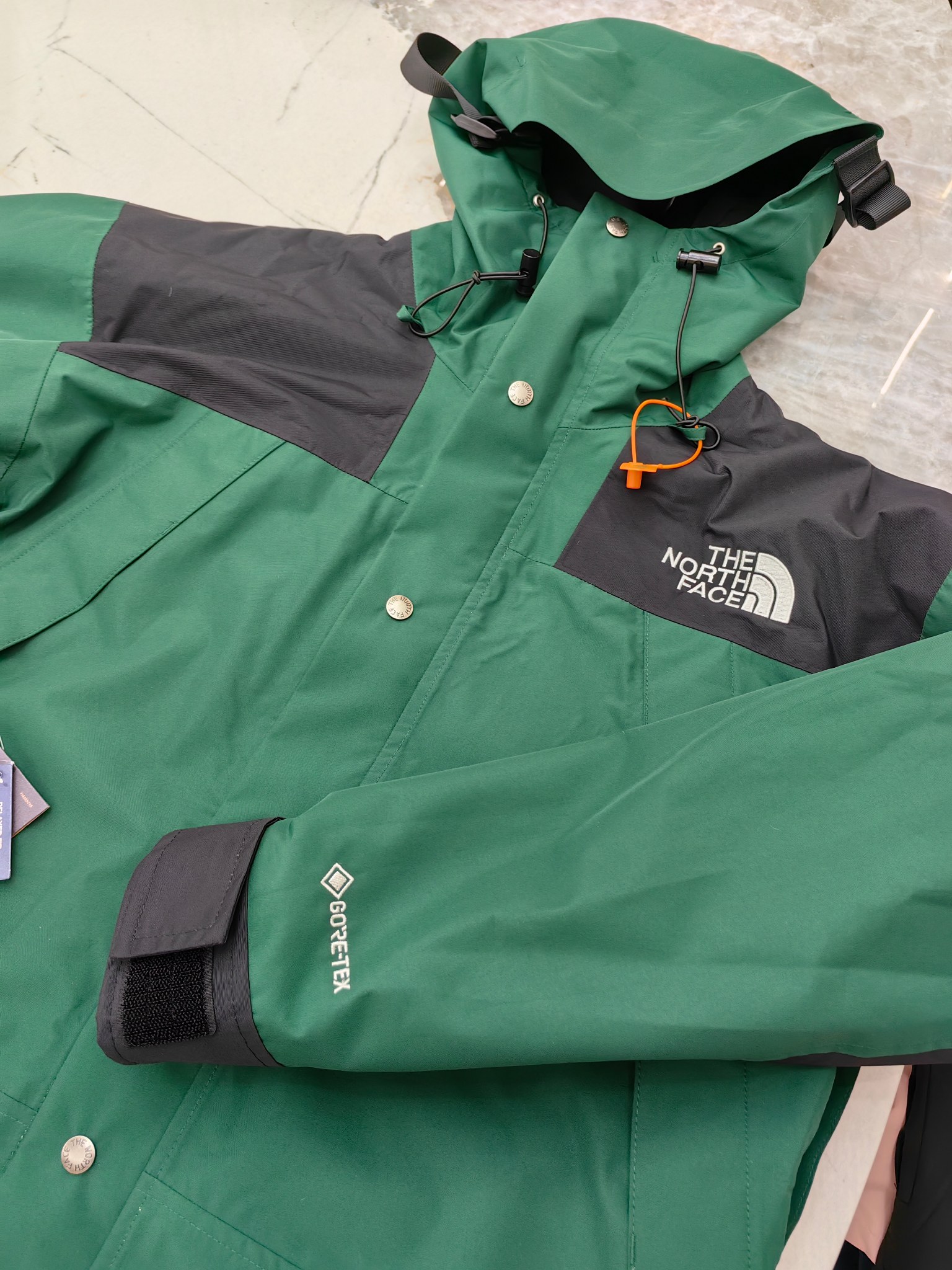 P470💰
颜色:墨绿色
TNF北面1990冲锋衣
𝗧𝗵𝗲 𝗡𝗼𝗿𝘁𝗵 𝗙𝗮𝗰𝗲 𝟭𝟵𝟵𝟬 𝗚𝗼𝗿𝗲-𝗧𝗲𝘅
尺码:XS S M L XL XXL
产品细节特性:
1、 防水为国际ISO标准90(ISO4)级别达到荷叶水珠滚动效果!
2、 面料:采用2L双层Gore-tex面料,面料表层做超高强度防水,内层覆膜,所以到达三层防水的效果,使成衣具有防水防污透气的出色户外效果。
3、 内里:原厂植绒布,提高贴合度,保暖防寒。区别市面低端版本。
4、刺绣:进口田岛刺绣机还原ZP。田岛刺绣工整立体,饱满度立体感以及每个字母的神韵特点,一笔一划工工整整立体效果强烈
5、辅料:全衣原厂YKK拉链,可承受10万次拉力磨损,原厂魔术贴。开模定制五金配件,字体清晰立体
6、颗纽扣方向全部一致,水洗标二维码与zp一致,可扫!