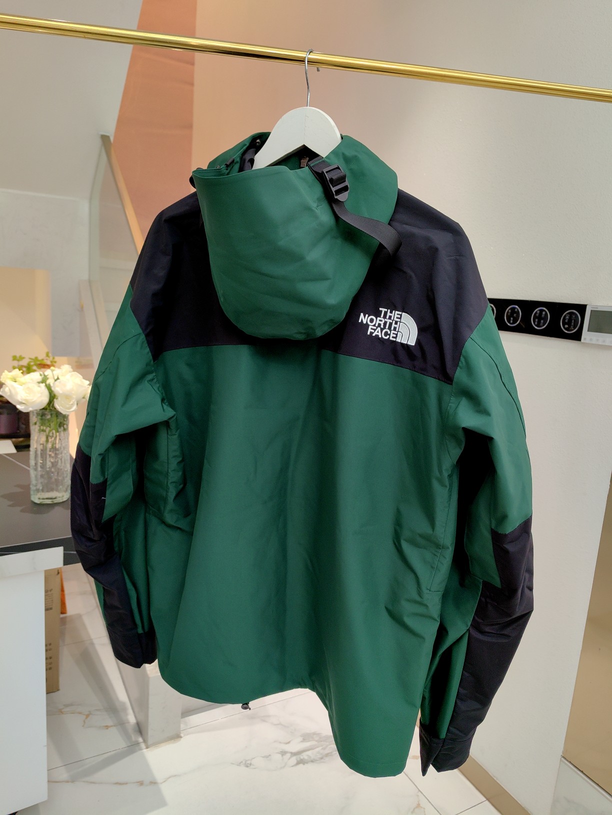 P470💰
颜色:墨绿色
TNF北面1990冲锋衣
𝗧𝗵𝗲 𝗡𝗼𝗿𝘁𝗵 𝗙𝗮𝗰𝗲 𝟭𝟵𝟵𝟬 𝗚𝗼𝗿𝗲-𝗧𝗲𝘅
尺码:XS S M L XL XXL
产品细节特性:
1、 防水为国际ISO标准90(ISO4)级别达到荷叶水珠滚动效果!
2、 面料:采用2L双层Gore-tex面料,面料表层做超高强度防水,内层覆膜,所以到达三层防水的效果,使成衣具有防水防污透气的出色户外效果。
3、 内里:原厂植绒布,提高贴合度,保暖防寒。区别市面低端版本。
4、刺绣:进口田岛刺绣机还原ZP。田岛刺绣工整立体,饱满度立体感以及每个字母的神韵特点,一笔一划工工整整立体效果强烈
5、辅料:全衣原厂YKK拉链,可承受10万次拉力磨损,原厂魔术贴。开模定制五金配件,字体清晰立体
6、颗纽扣方向全部一致,水洗标二维码与zp一致,可扫!