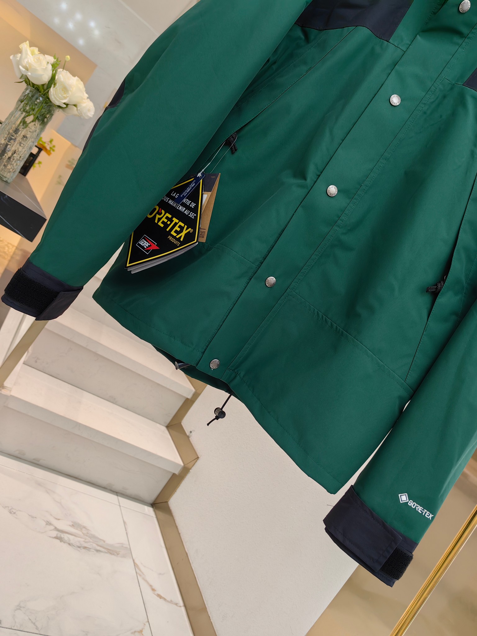 P470💰
颜色:墨绿色
TNF北面1990冲锋衣
𝗧𝗵𝗲 𝗡𝗼𝗿𝘁𝗵 𝗙𝗮𝗰𝗲 𝟭𝟵𝟵𝟬 𝗚𝗼𝗿𝗲-𝗧𝗲𝘅
尺码:XS S M L XL XXL
产品细节特性:
1、 防水为国际ISO标准90(ISO4)级别达到荷叶水珠滚动效果!
2、 面料:采用2L双层Gore-tex面料,面料表层做超高强度防水,内层覆膜,所以到达三层防水的效果,使成衣具有防水防污透气的出色户外效果。
3、 内里:原厂植绒布,提高贴合度,保暖防寒。区别市面低端版本。
4、刺绣:进口田岛刺绣机还原ZP。田岛刺绣工整立体,饱满度立体感以及每个字母的神韵特点,一笔一划工工整整立体效果强烈
5、辅料:全衣原厂YKK拉链,可承受10万次拉力磨损,原厂魔术贴。开模定制五金配件,字体清晰立体
6、颗纽扣方向全部一致,水洗标二维码与zp一致,可扫!