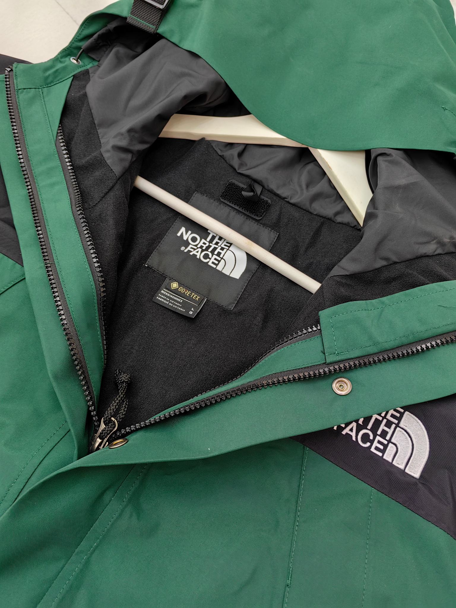 P470💰
颜色:墨绿色
TNF北面1990冲锋衣
𝗧𝗵𝗲 𝗡𝗼𝗿𝘁𝗵 𝗙𝗮𝗰𝗲 𝟭𝟵𝟵𝟬 𝗚𝗼𝗿𝗲-𝗧𝗲𝘅
尺码:XS S M L XL XXL
产品细节特性:
1、 防水为国际ISO标准90(ISO4)级别达到荷叶水珠滚动效果!
2、 面料:采用2L双层Gore-tex面料,面料表层做超高强度防水,内层覆膜,所以到达三层防水的效果,使成衣具有防水防污透气的出色户外效果。
3、 内里:原厂植绒布,提高贴合度,保暖防寒。区别市面低端版本。
4、刺绣:进口田岛刺绣机还原ZP。田岛刺绣工整立体,饱满度立体感以及每个字母的神韵特点,一笔一划工工整整立体效果强烈
5、辅料:全衣原厂YKK拉链,可承受10万次拉力磨损,原厂魔术贴。开模定制五金配件,字体清晰立体
6、颗纽扣方向全部一致,水洗标二维码与zp一致,可扫!