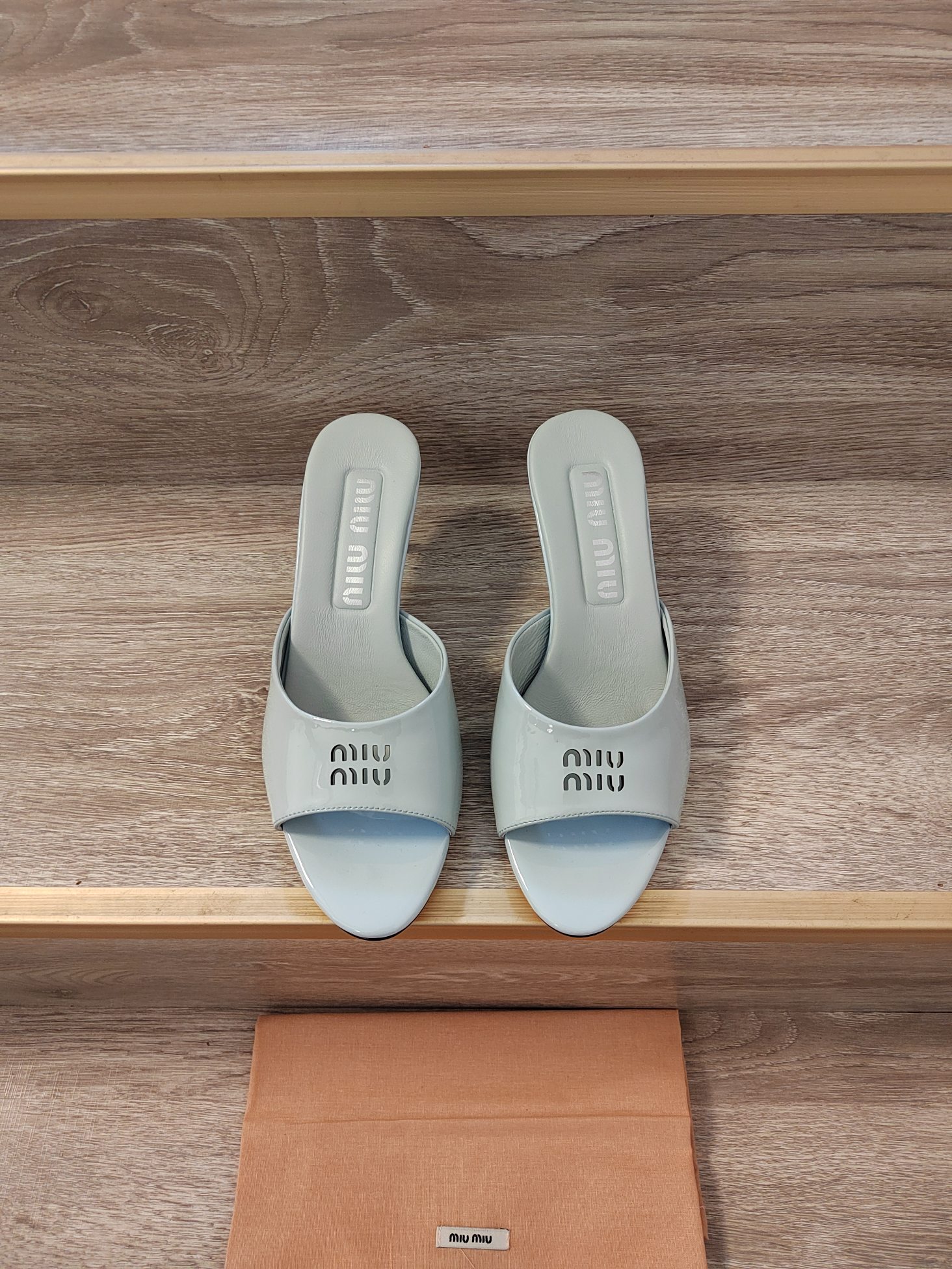miu miu 23 principios de primavera nuevas sandalias pequeñas con punta hueca. Correa trasera con bloques de c…