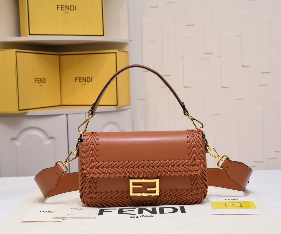 Fendi Sacs À Main Or Tissé Peau de mouton Série printemps Baguette longue