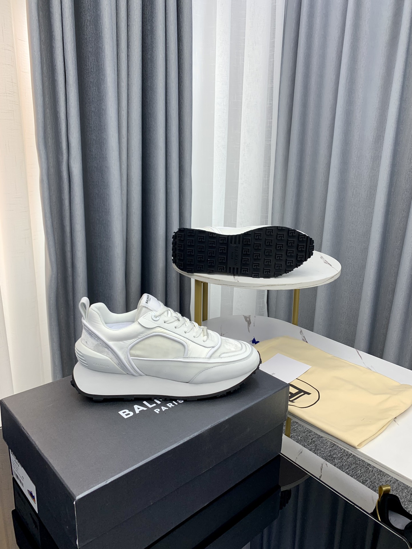 Balmain’s Latest Explosion: Gold Velvet Leisure Shoes for Fashion Owners and Stars - 图片 9