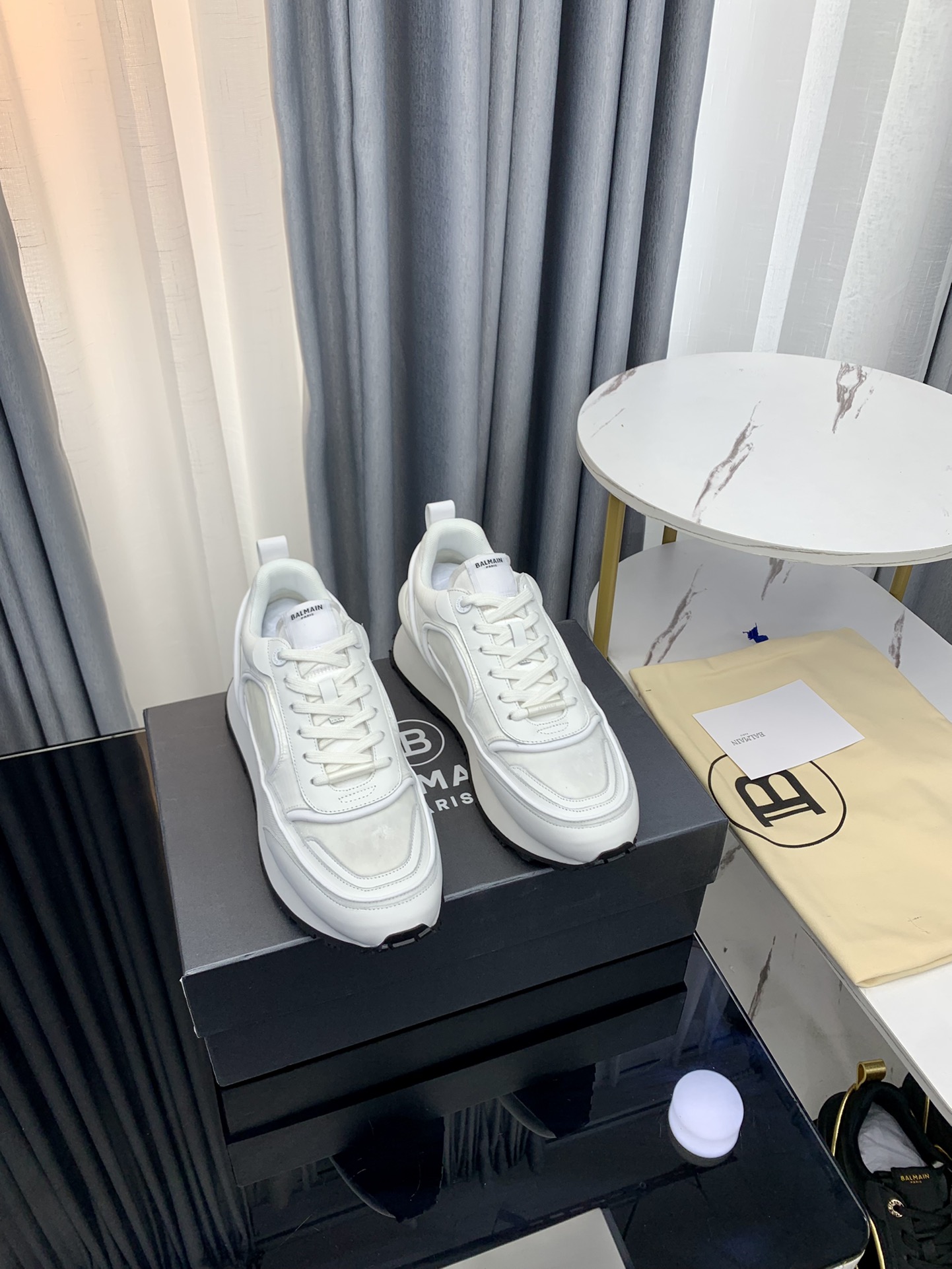 Balmain’s Latest Explosion: Gold Velvet Leisure Shoes for Fashion Owners and Stars - 图片 4