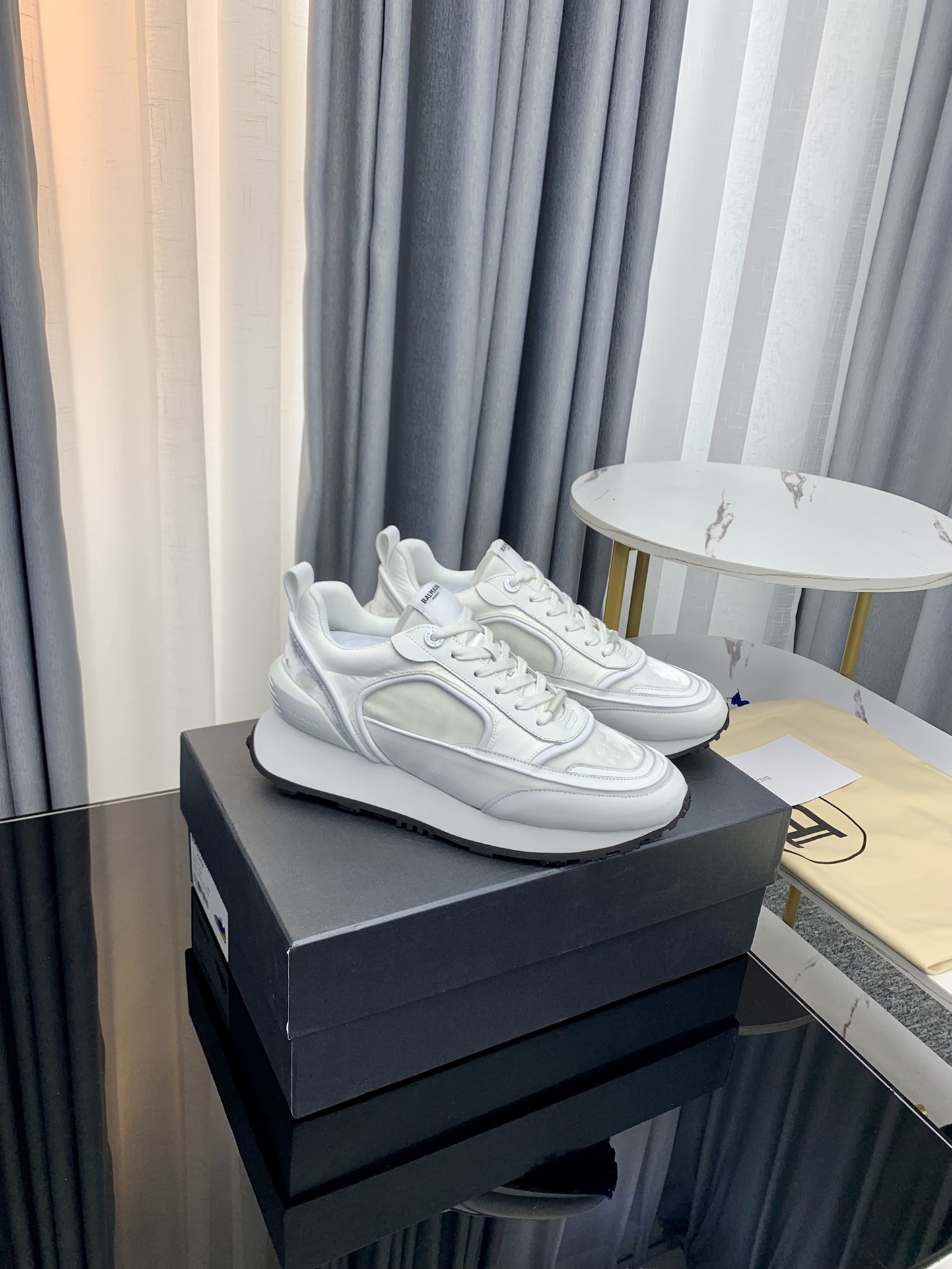 Balmain’s Latest Explosion: Gold Velvet Leisure Shoes for Fashion Owners and Stars - 图片 1