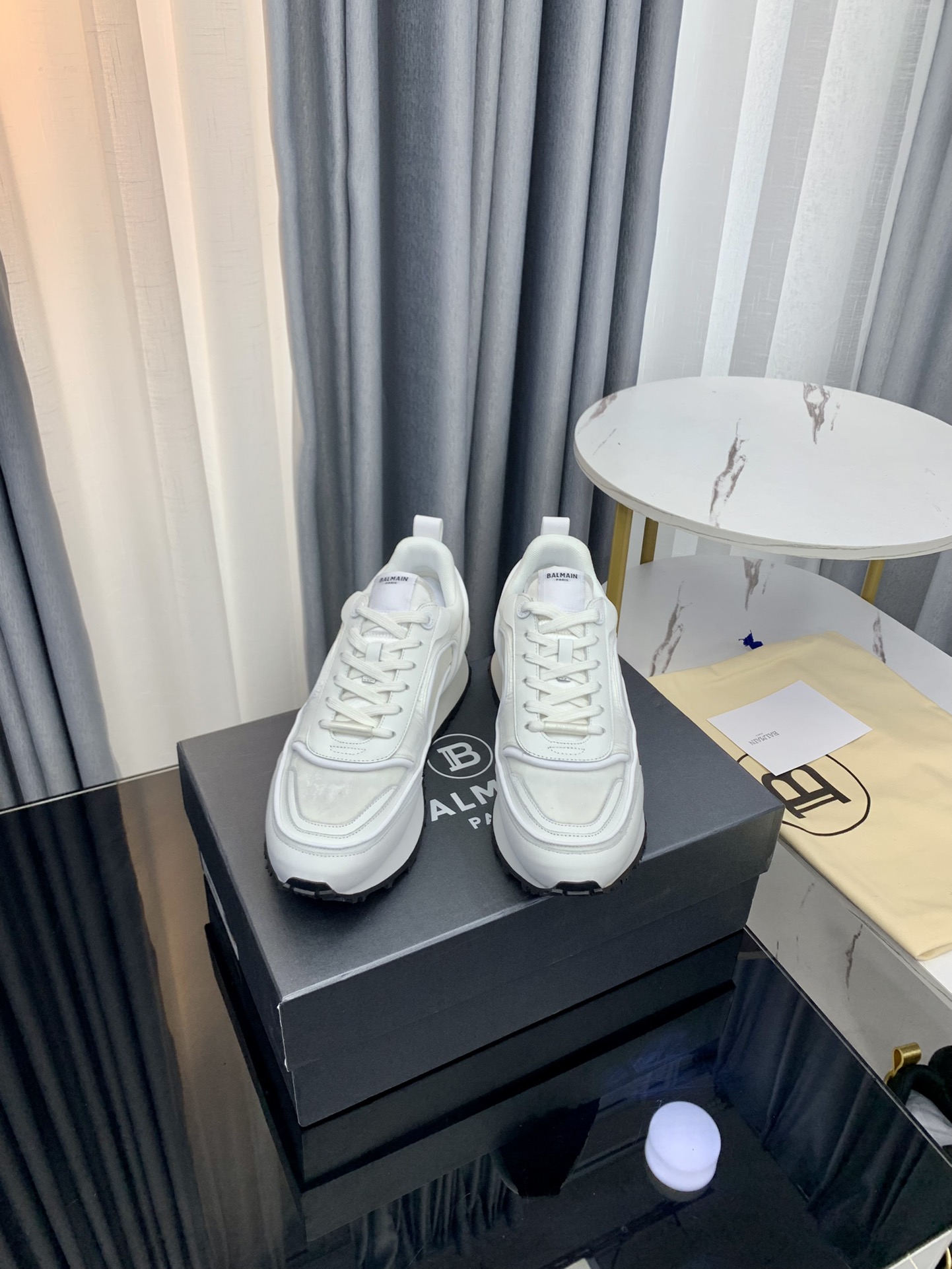 Balmain’s Latest Explosion: Gold Velvet Leisure Shoes for Fashion Owners and Stars - 图片 7