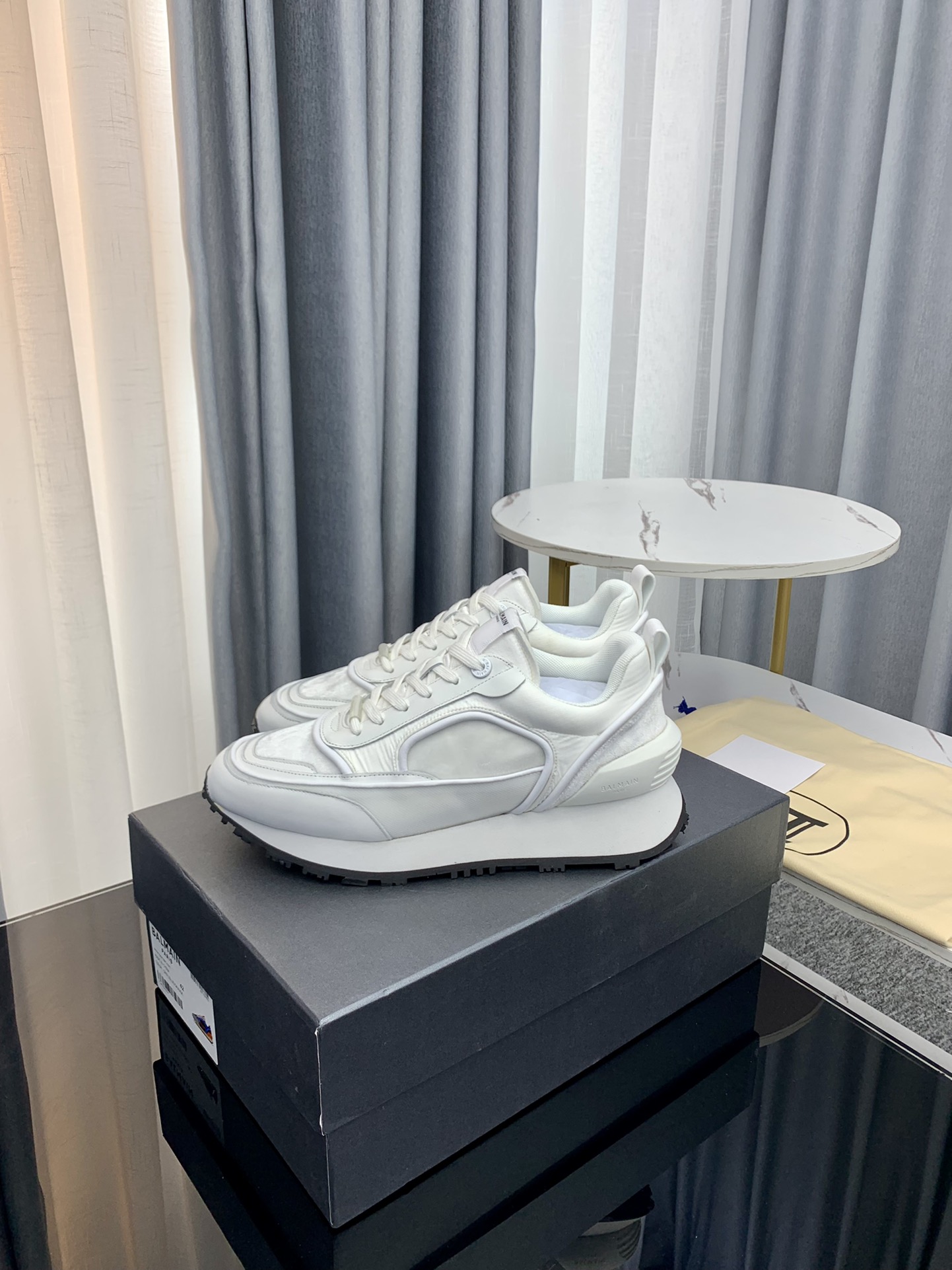Balmain’s Latest Explosion: Gold Velvet Leisure Shoes for Fashion Owners and Stars - 图片 3