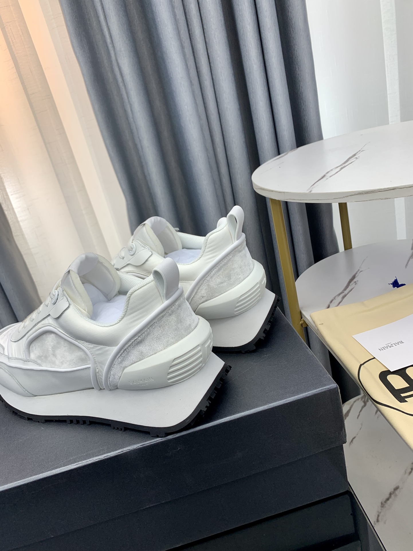 Balmain’s Latest Explosion: Gold Velvet Leisure Shoes for Fashion Owners and Stars - 图片 6