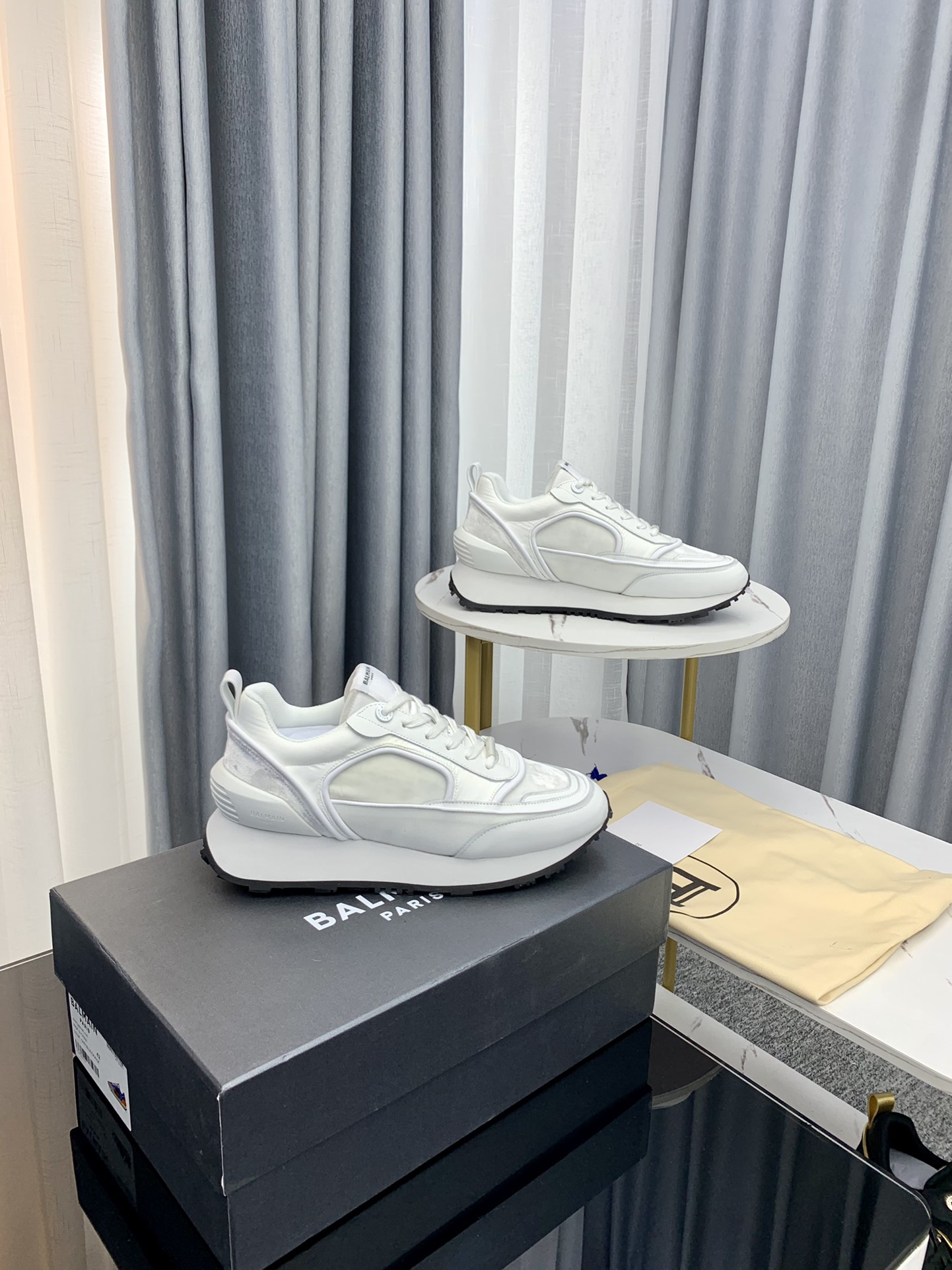 Balmain’s Latest Explosion: Gold Velvet Leisure Shoes for Fashion Owners and Stars - 图片 8