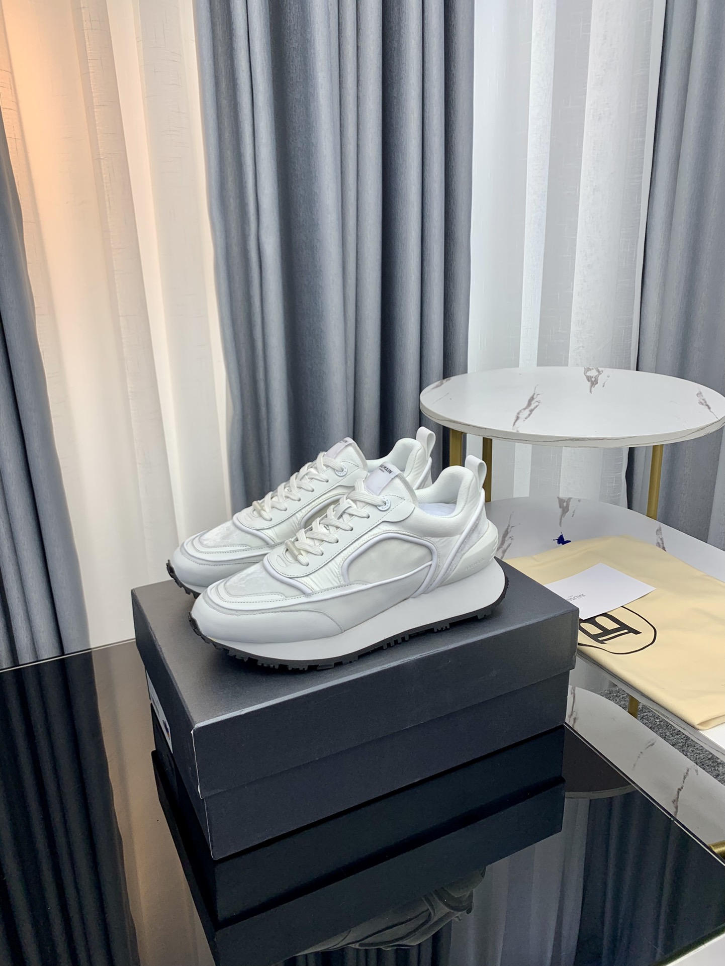 Balmain’s Latest Explosion: Gold Velvet Leisure Shoes for Fashion Owners and Stars - 图片 2