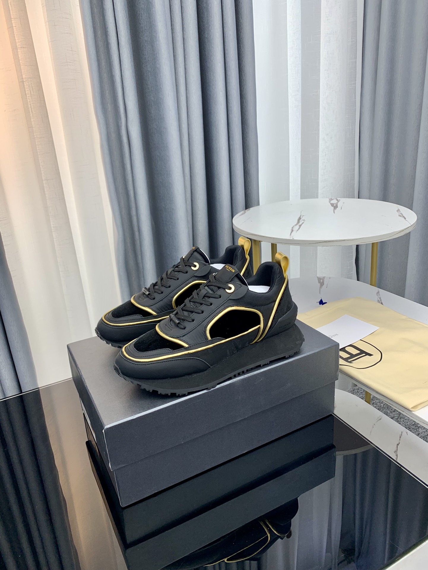 Balmain’s Latest Explosion: 825 Gold Tablets Leisure Shoes for Fashion Owners and Stars - 图片 2