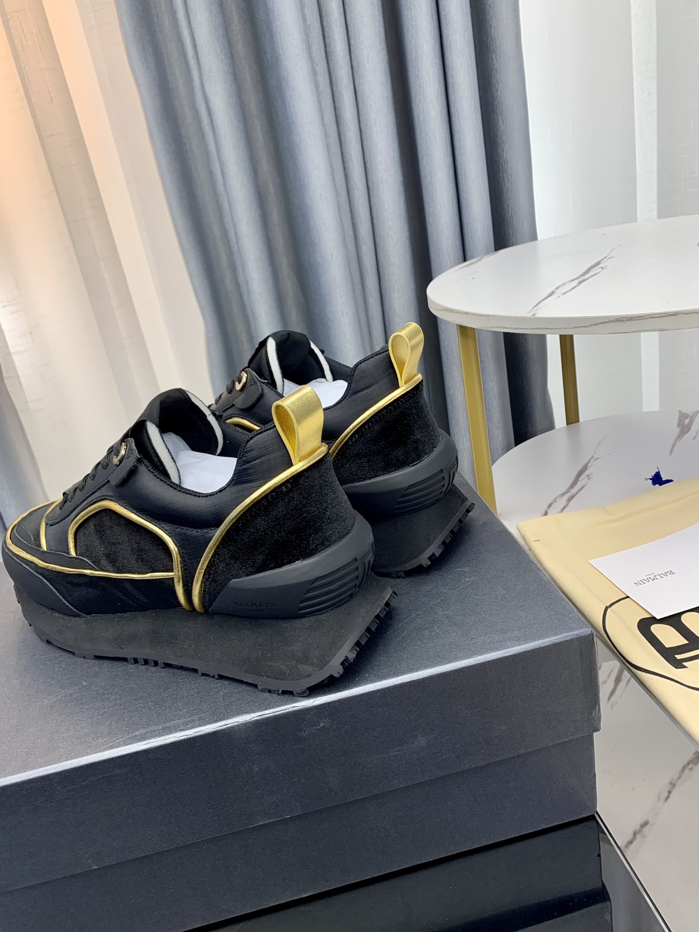Balmain’s Latest Explosion: 825 Gold Tablets Leisure Shoes for Fashion Owners and Stars - 图片 6