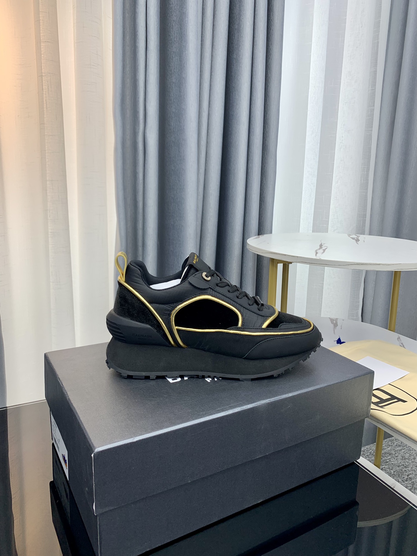 Balmain’s Latest Explosion: 825 Gold Tablets Leisure Shoes for Fashion Owners and Stars - 图片 5