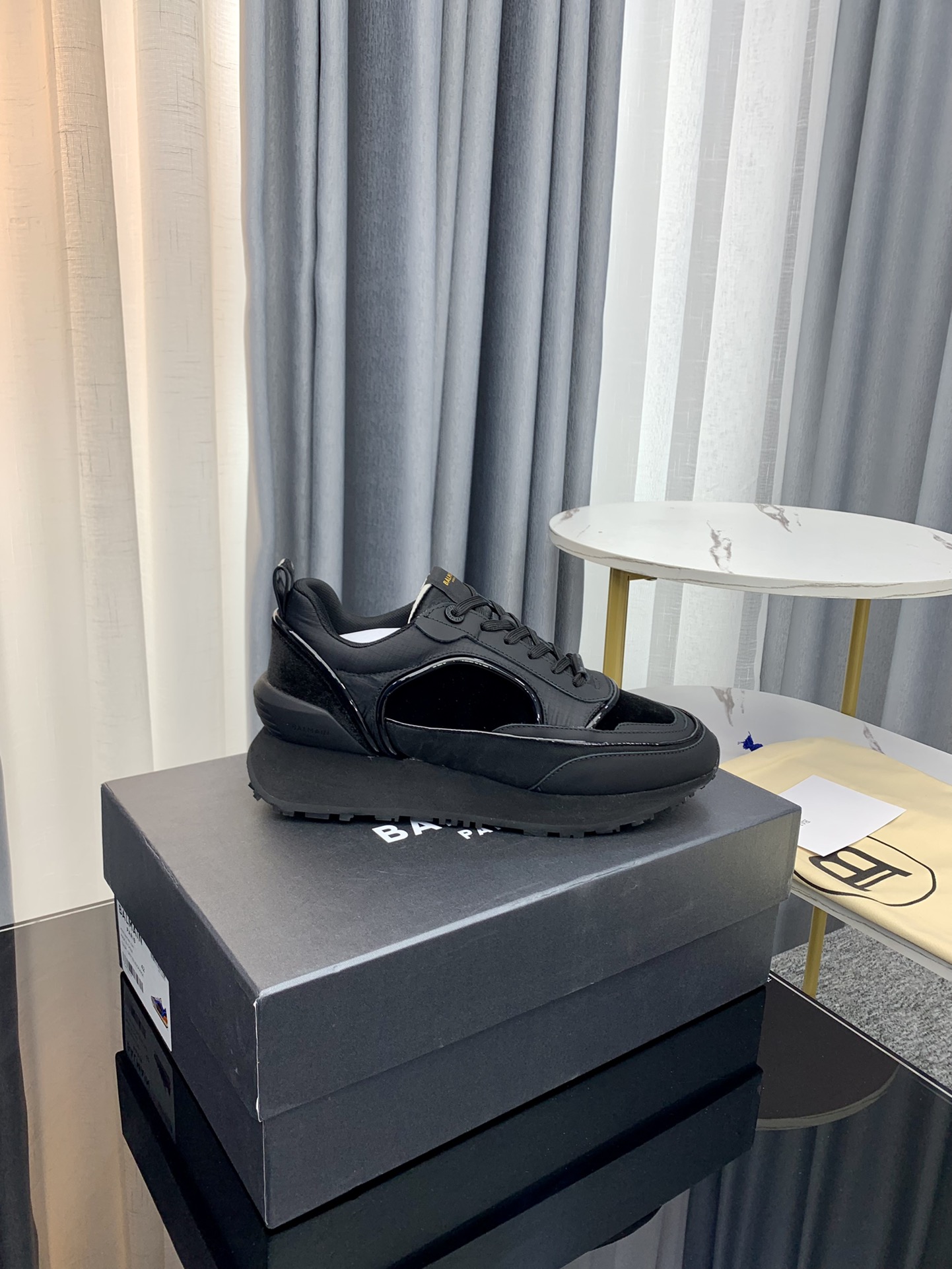Balmain’s Latest 2023 Gold Velvet Shoes: Global Fashion Sensation - 图片 1