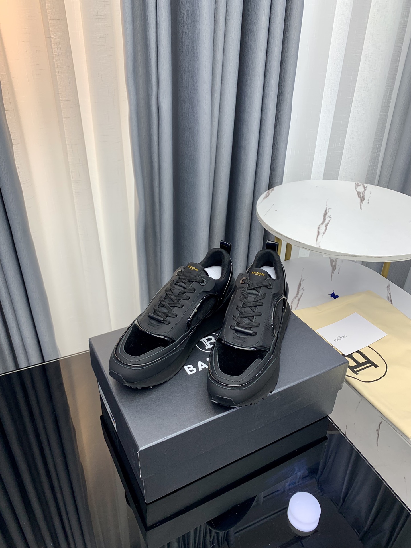 Balmain’s Latest 2023 Gold Velvet Shoes: Global Fashion Sensation - 图片 5