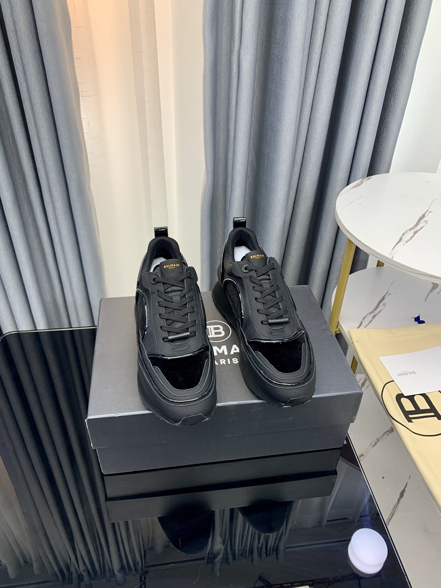 Balmain’s Latest 2023 Gold Velvet Shoes: Global Fashion Sensation - 图片 4
