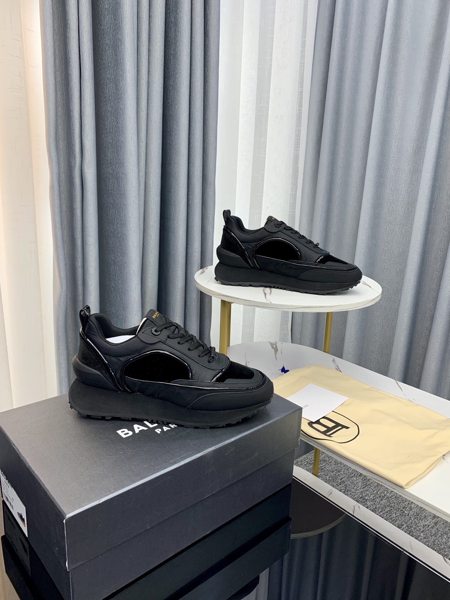 Balmain’s Latest 2023 Gold Velvet Shoes: Global Fashion Sensation - 图片 7