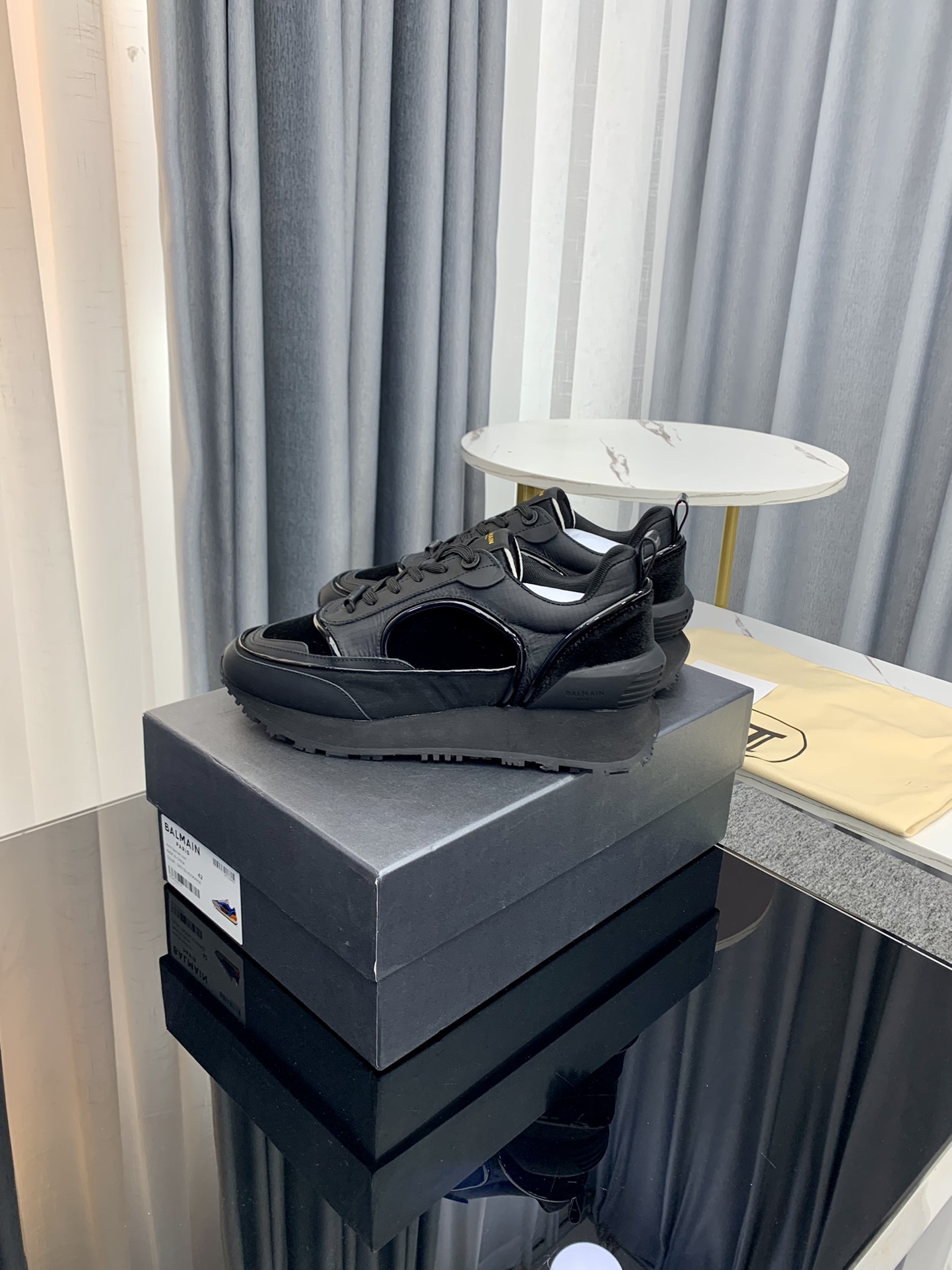 Balmain’s Latest 2023 Gold Velvet Shoes: Global Fashion Sensation - 图片 3